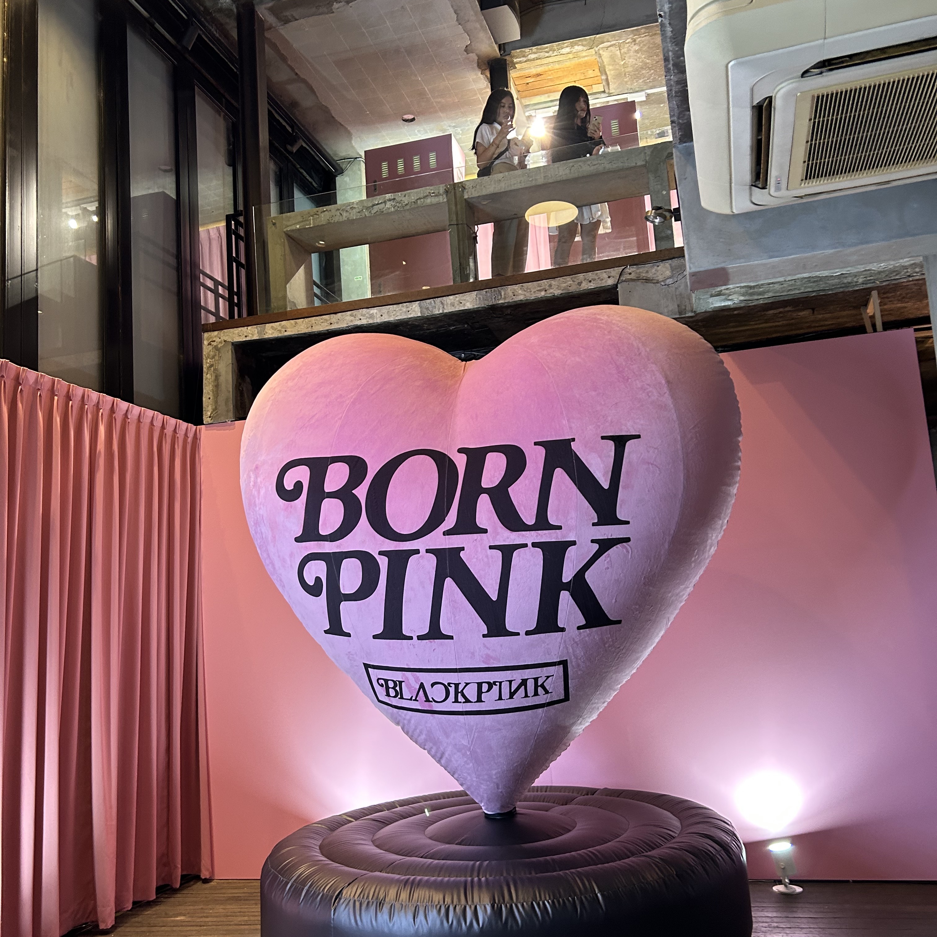 Verdy x Blackpink Binky Keychain Pink, Verdy x Blackpink Vick T-Shirt White 착용 스타일 - 4