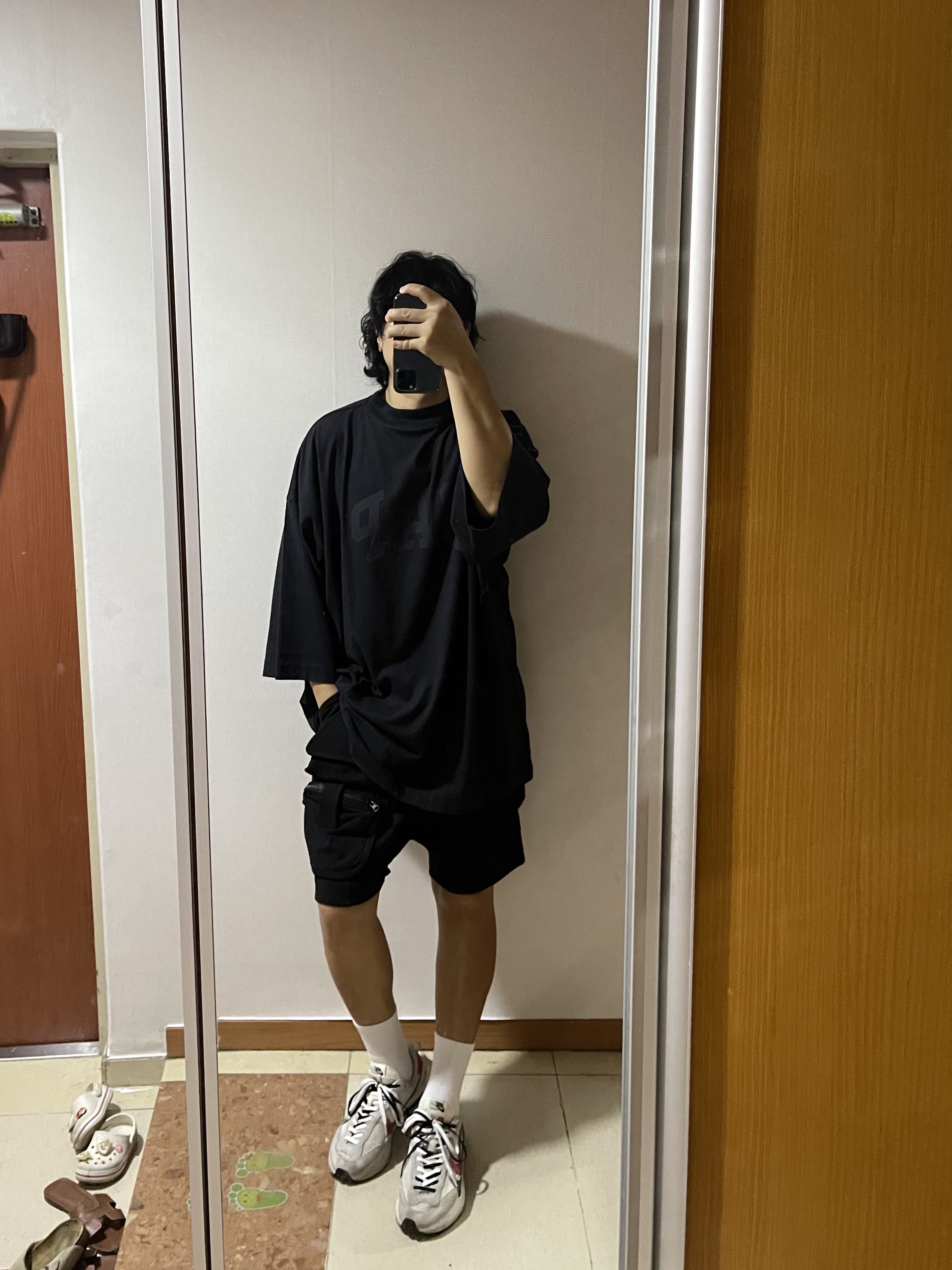 Yeezy Gap Engineered By Balenciaga Dove 3/4 Sleeve T-Shirt Black, Nike x Sacai VaporWaffle Royal Fuchsia 착용 스타일 - 1
