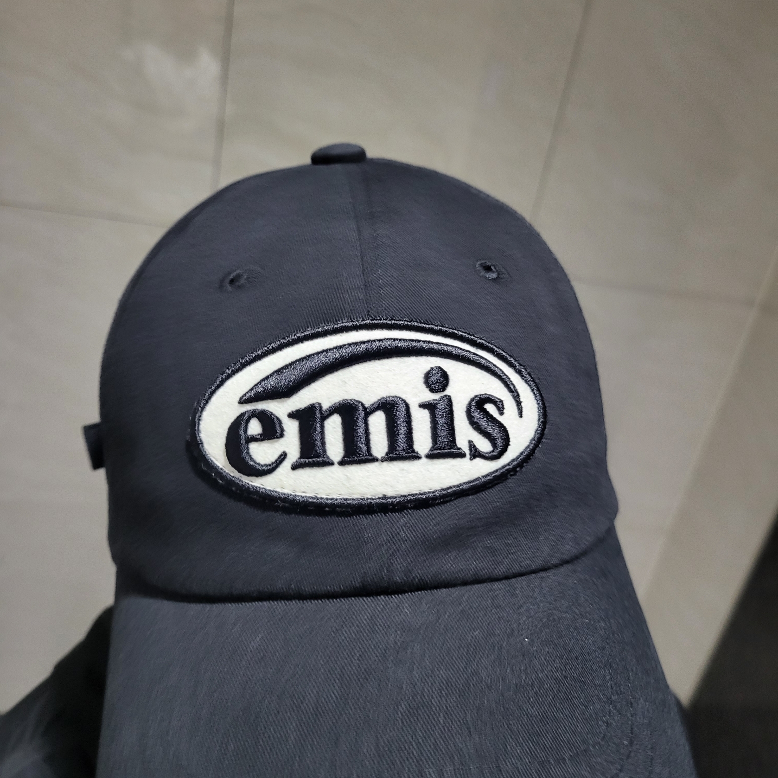 Emis Tone On Tone Wappen Ball Cap Black 착용 스타일