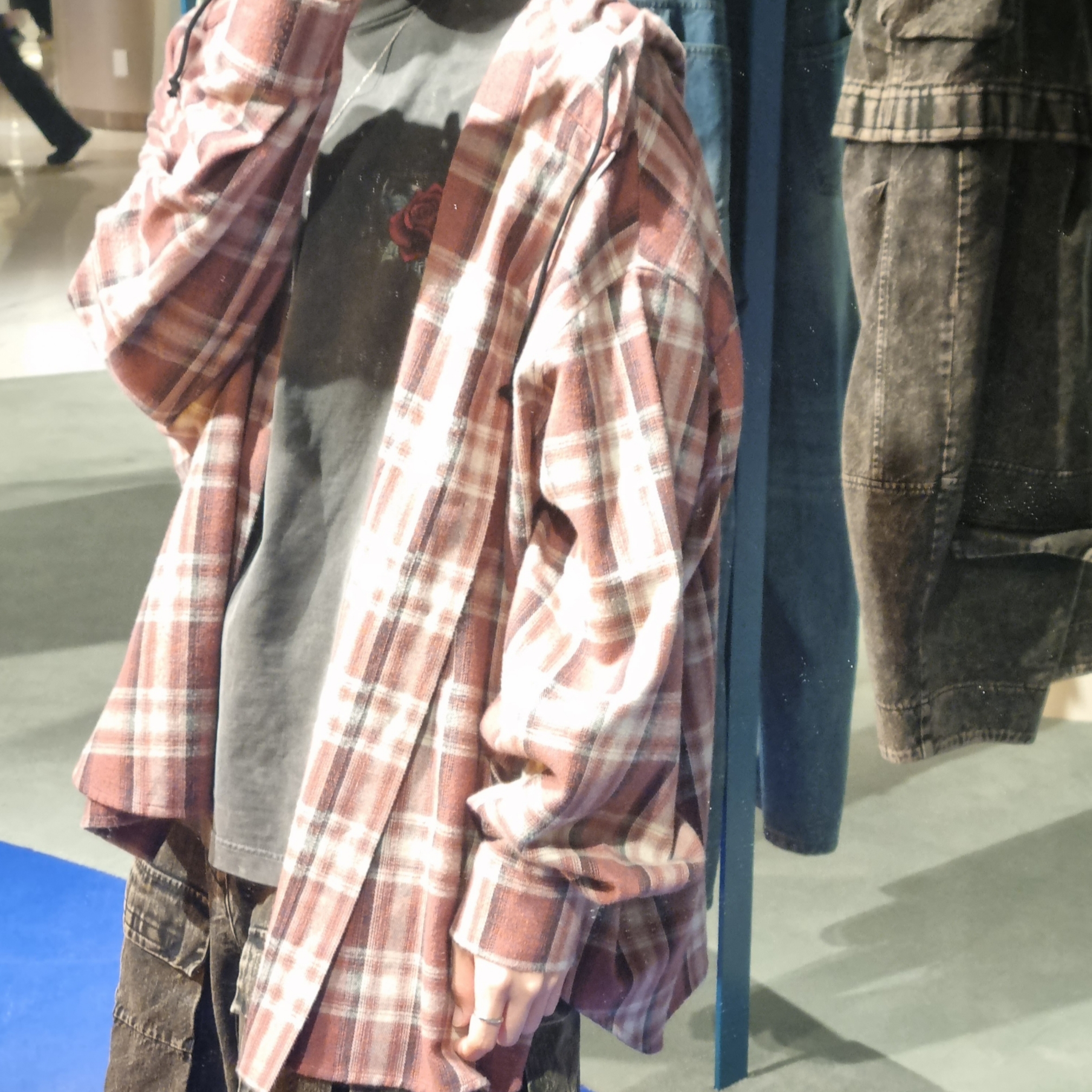 Ourpas 077 Check Hoodie Cherry 착용 스타일