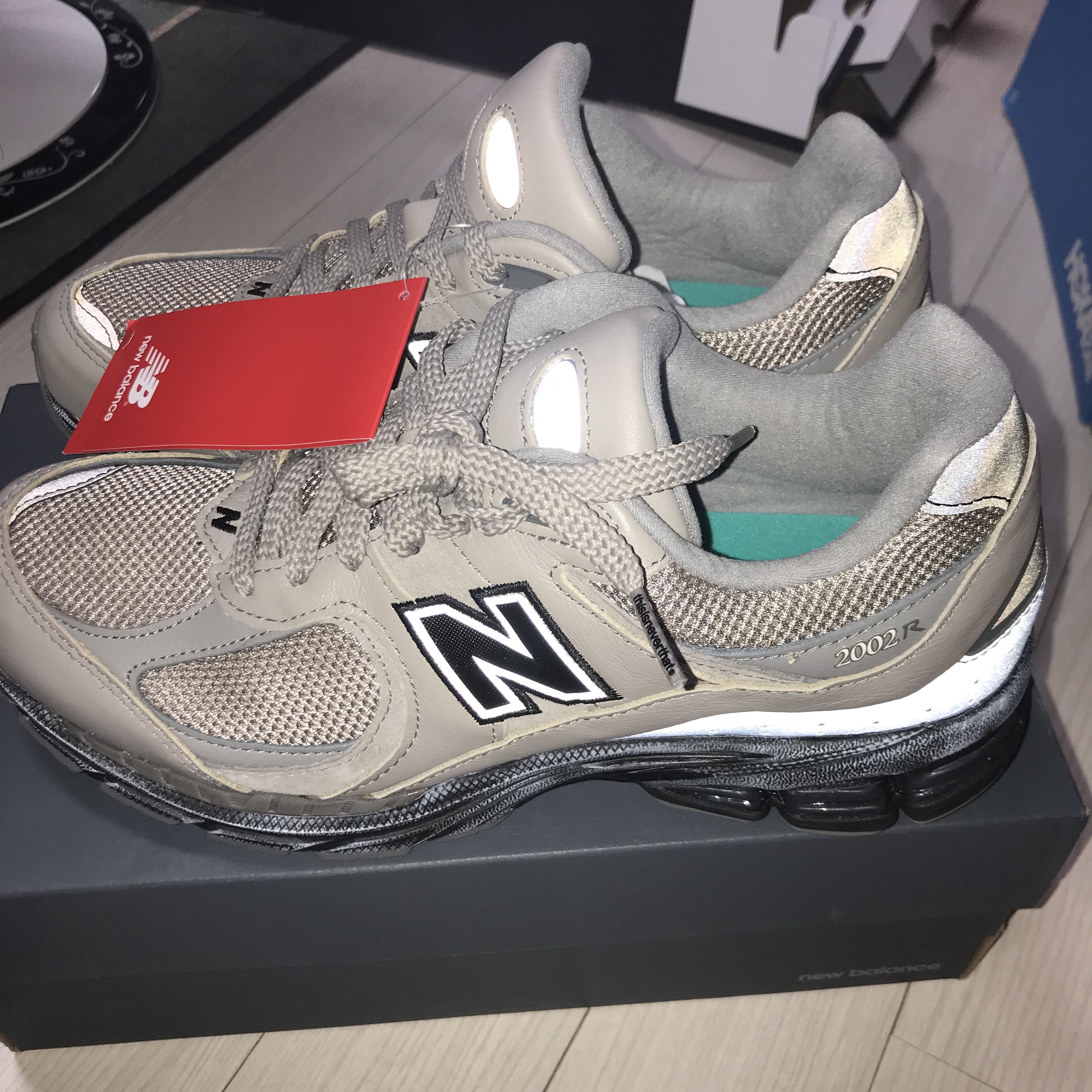 New Balance x Thisisneverthat 2002R Khaki 착용 스타일