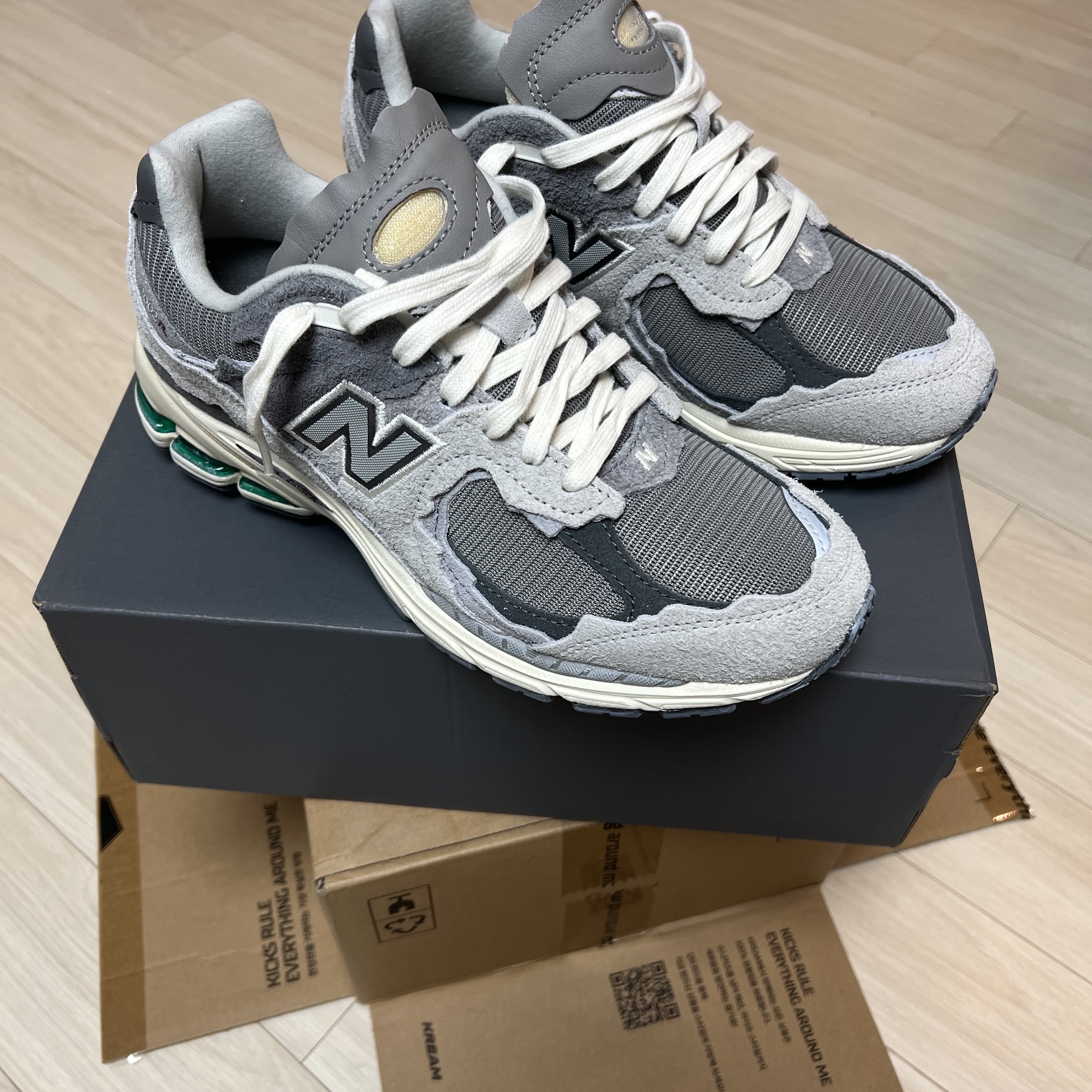 New Balance 2002R Protection Pack Rain Cloud 착용 스타일 - 2