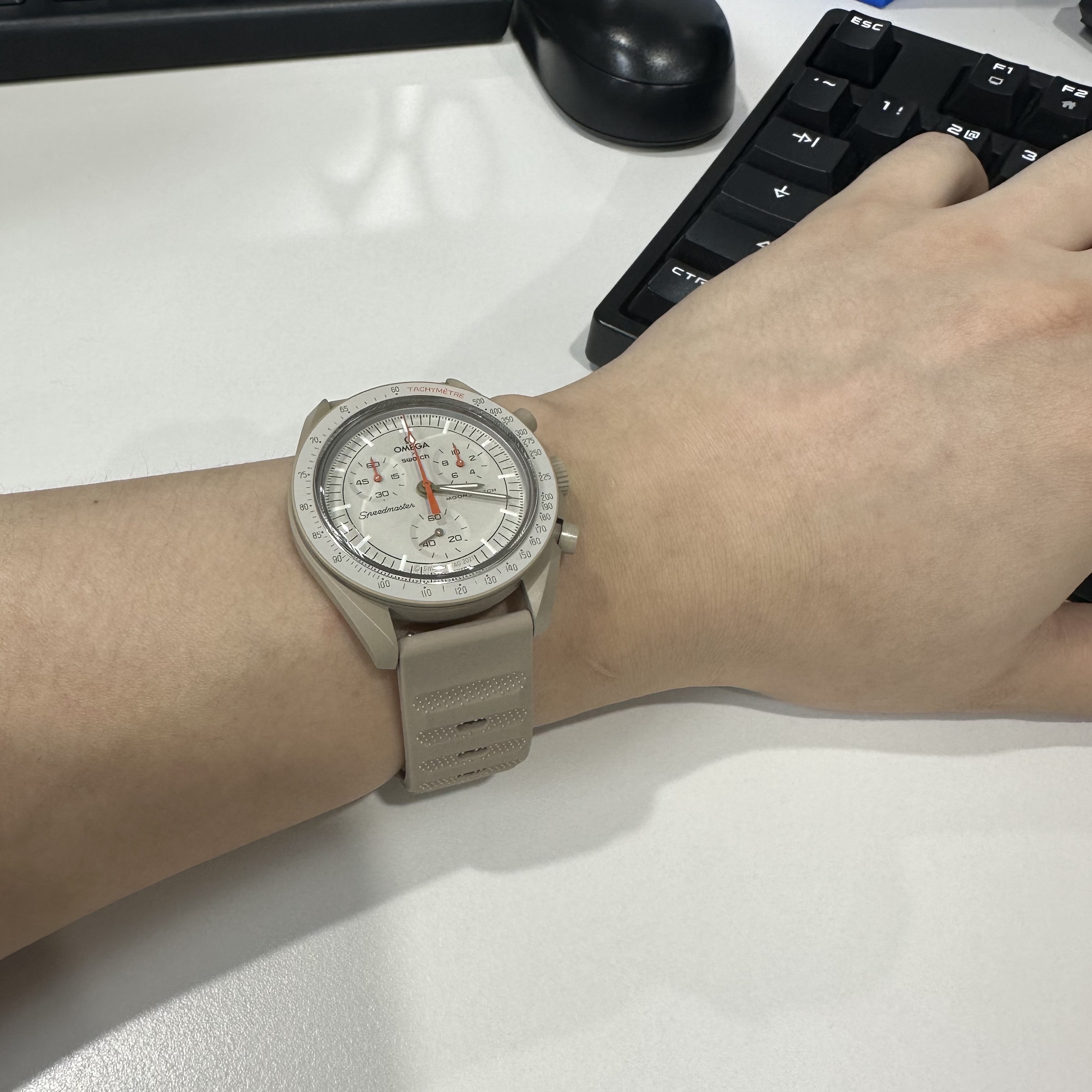 Swatch x Omega Bioceramic MoonSwatch Mission To Jupiter 착용 스타일