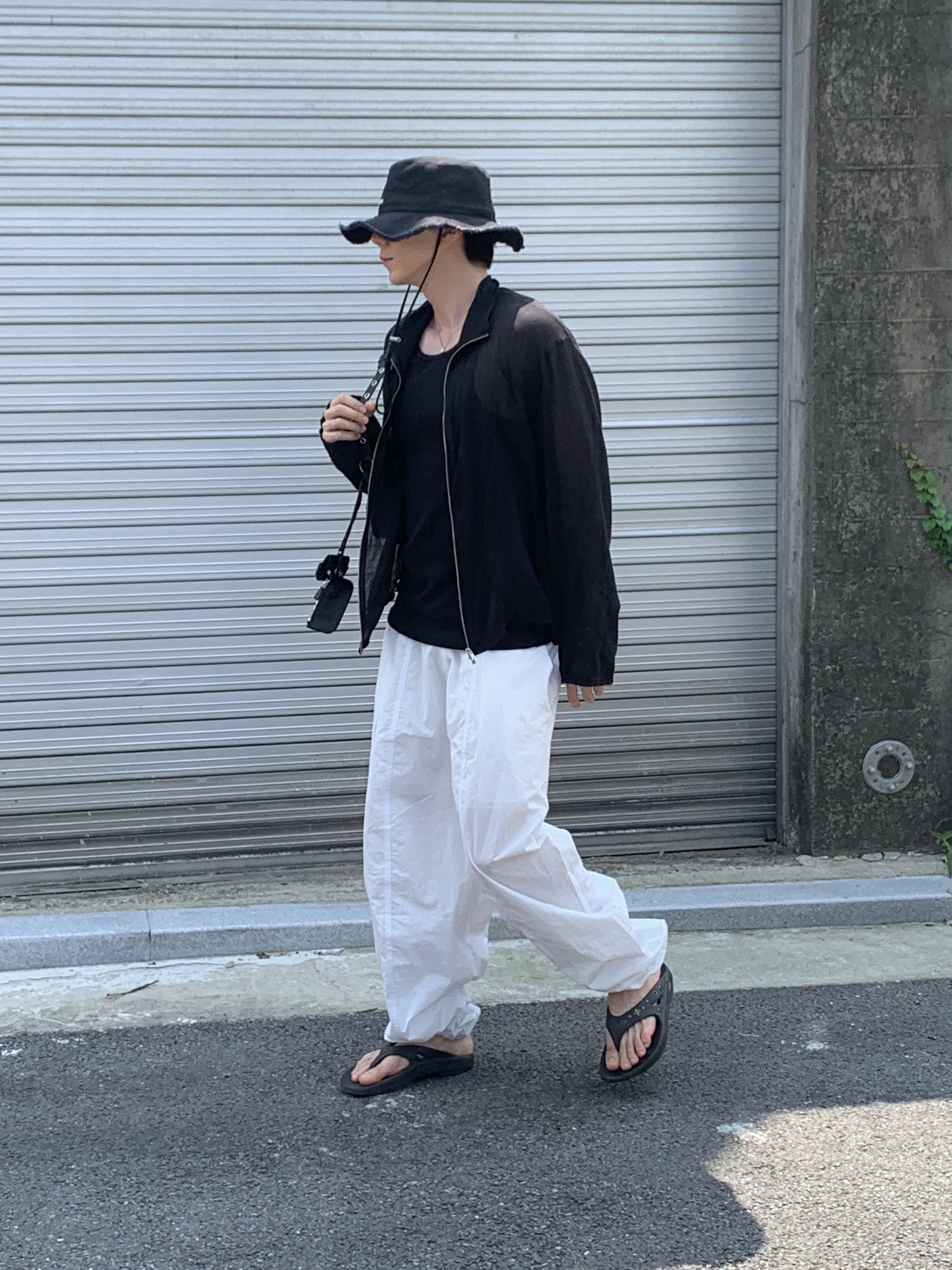 Jacquemus Le Bob Artichaut Bucket Hat Black, Our Legacy Shrunken Full zip Polo Rayon Plait Black 착용 스타일 - 3