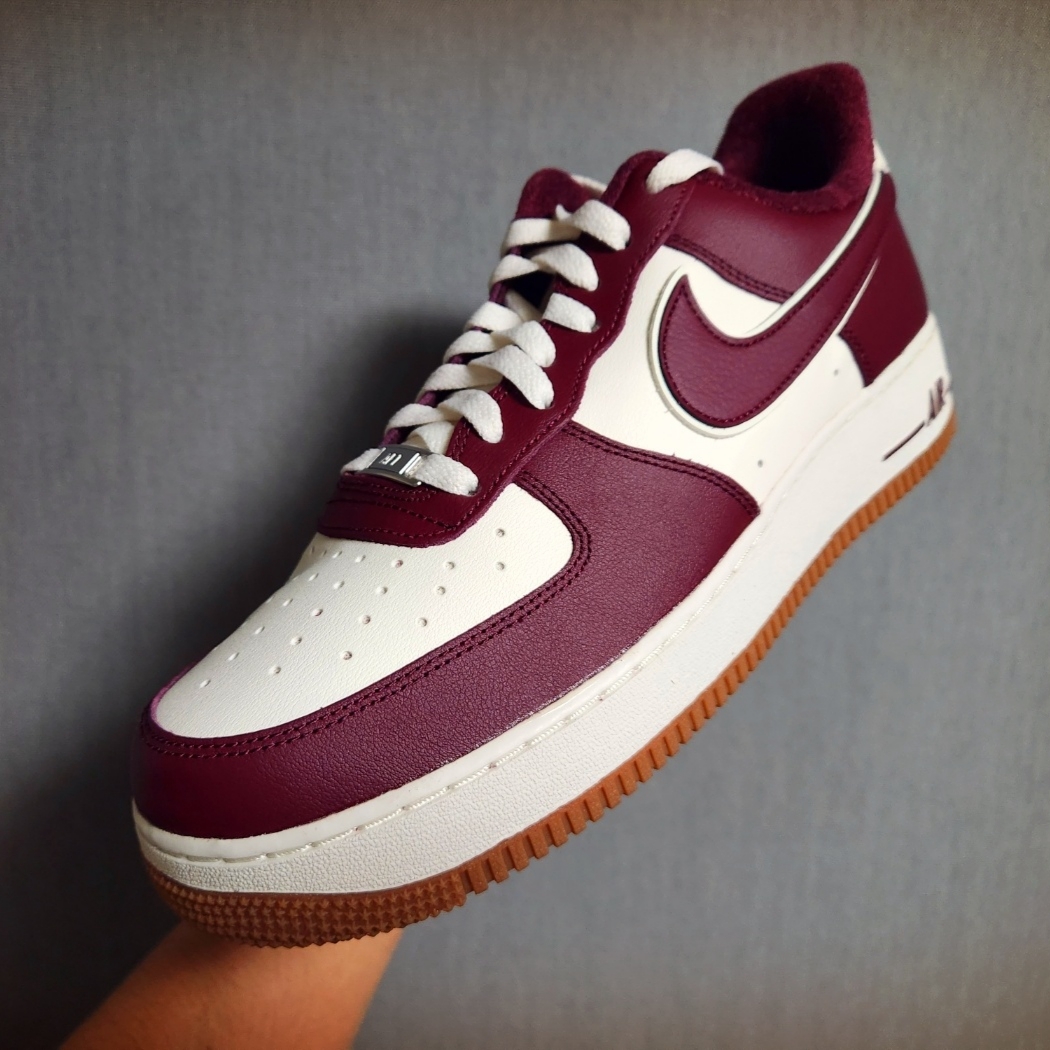 Nike Air Force 1 '07 LV8 Night Maroon 착용 스타일 - 1