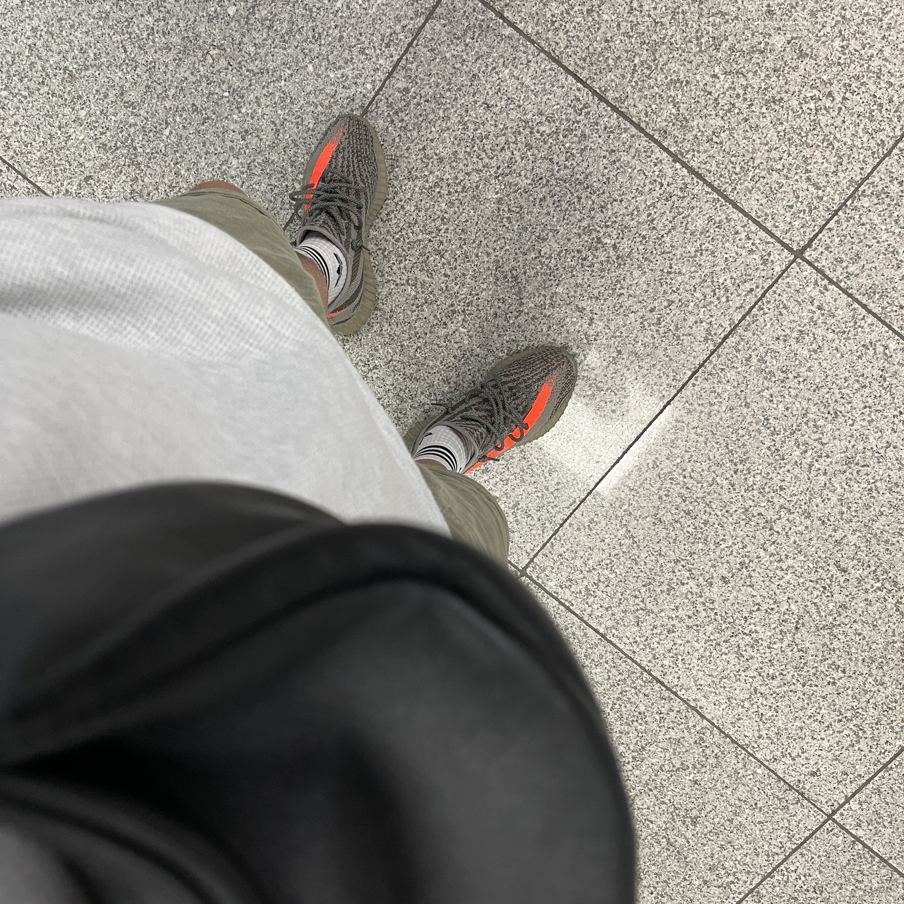 Adidas Yeezy Boost 350 V2 Beluga, COS Leather Crossbody Bag Black 착용 스타일