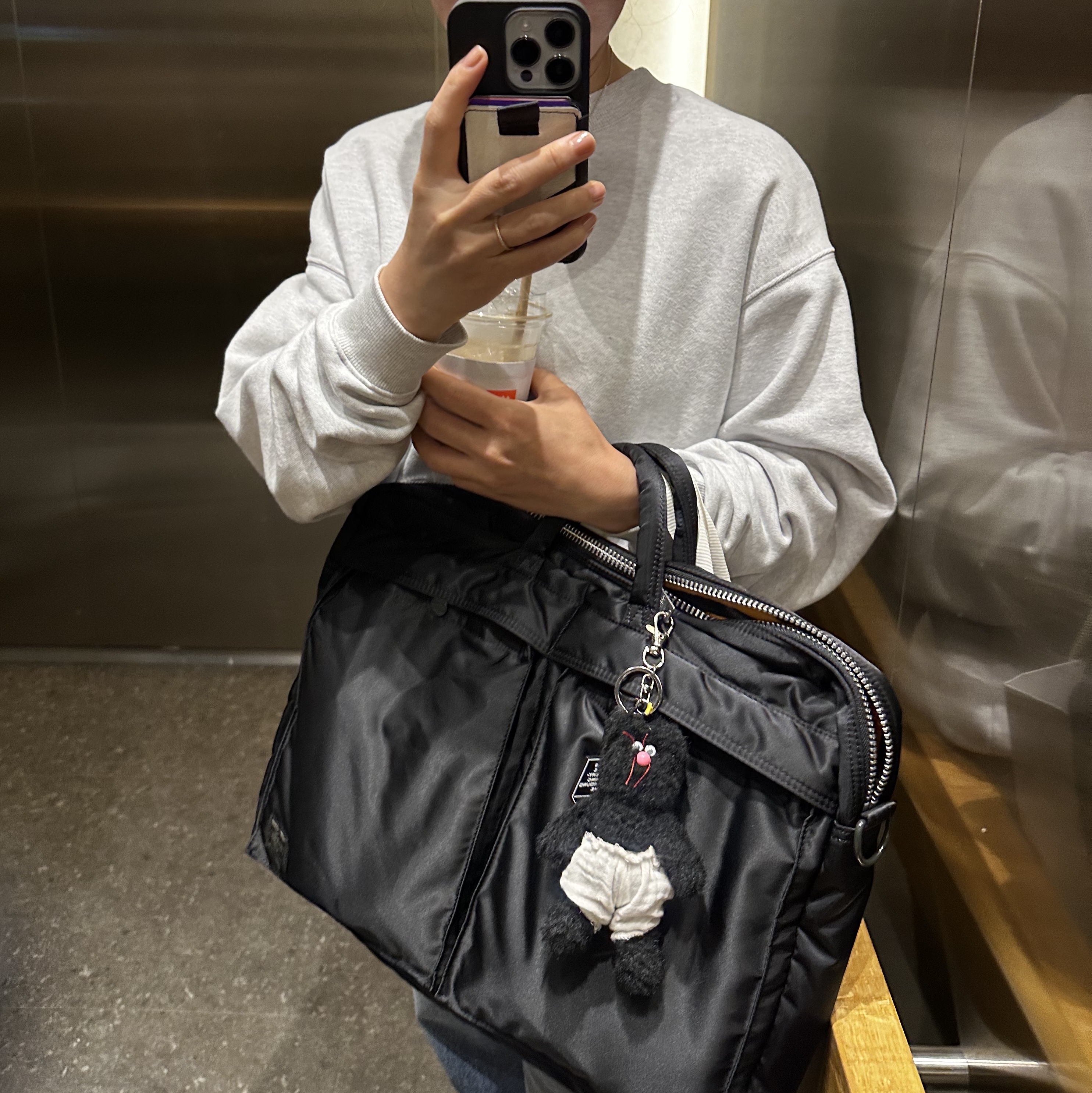 [KREAM 단독] Monamhee Beulpingi Keyring with White Pants Black, Porter Tanker 2Way Briefcase Black 착용 스타일
