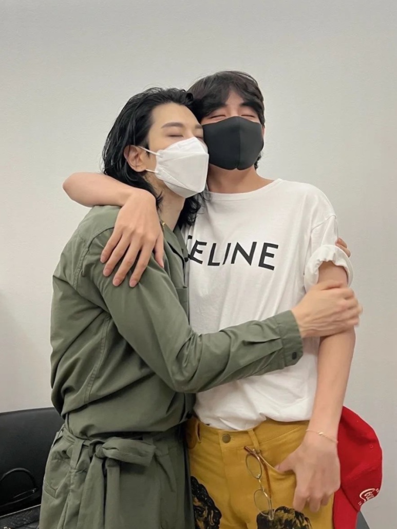 Celine Loose T-Shirt with Celine Print in Cotton Jersey Off White Black 착용 스타일