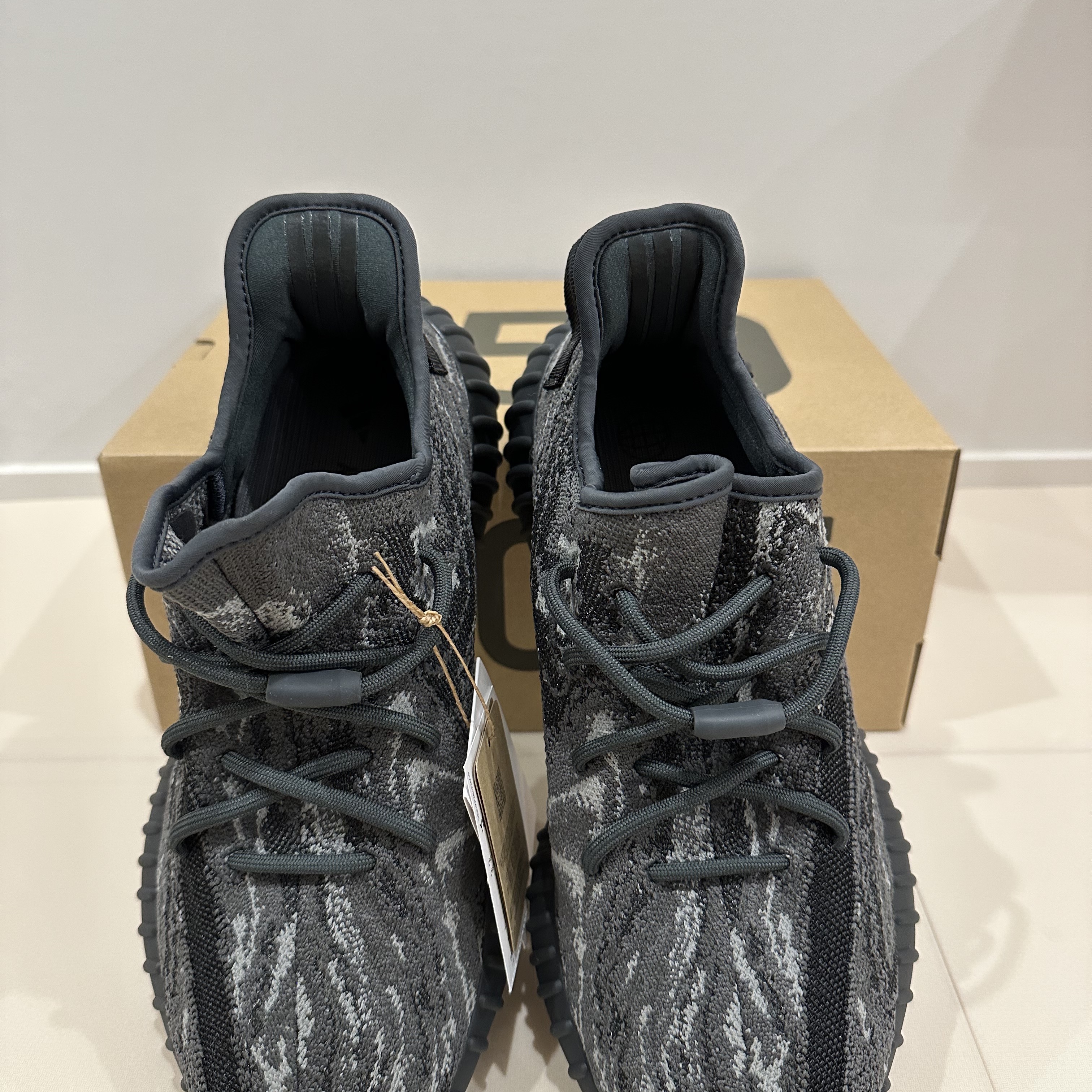 Adidas Yeezy Boost 350 V2 MX Dark Salt 착용 스타일 - 4