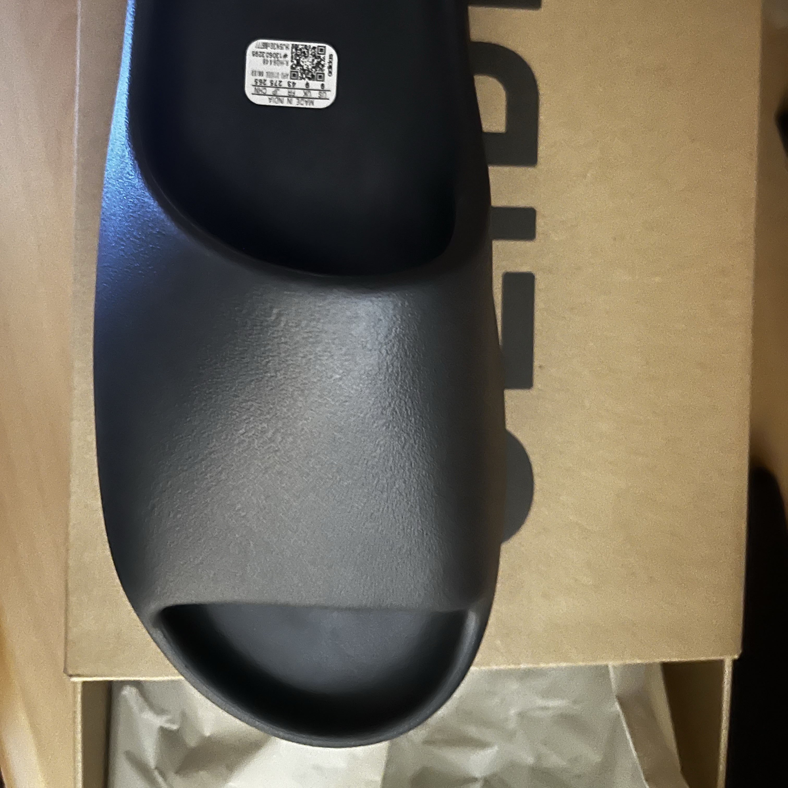Adidas Yeezy Slide Onyx 착용 스타일