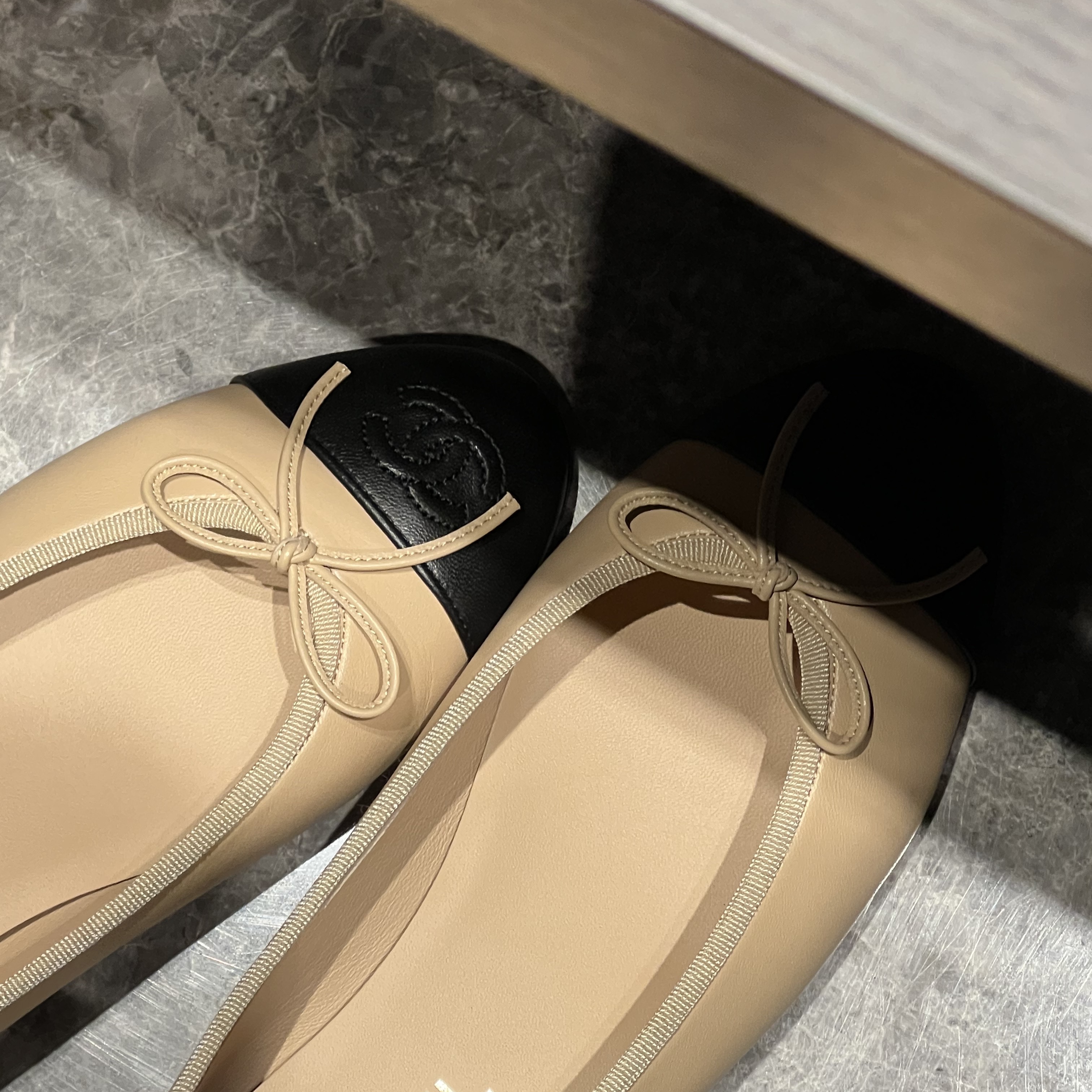 (W) Chanel Ballerina Flat Lambskin & Beige Black 착용 스타일