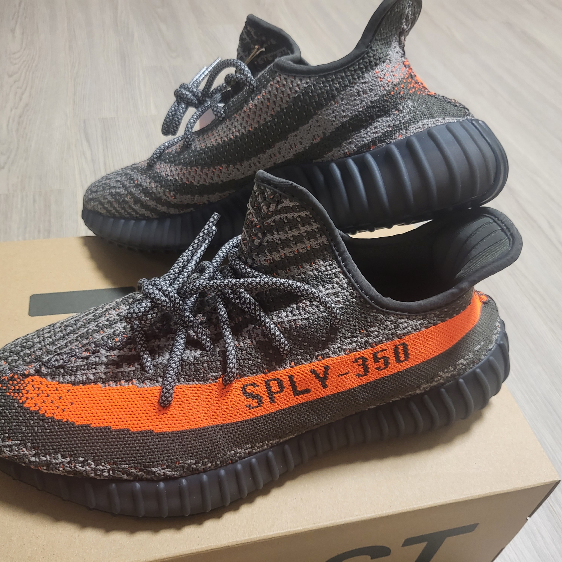 Adidas Yeezy Boost 350 V2 Beluga - Reflective 착용 스타일