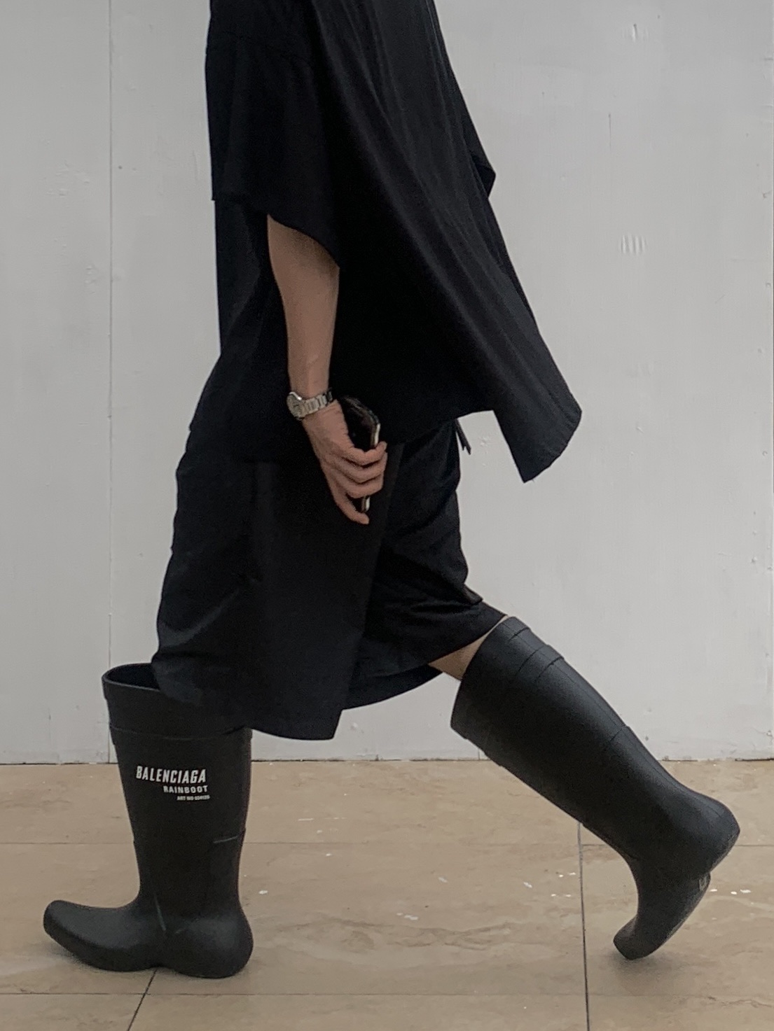 Prada Re-Nylon Bucket Hat Black, Celine Triangle Bag in Smooth Calfskin with Celine Print Black 착용 스타일 - 2