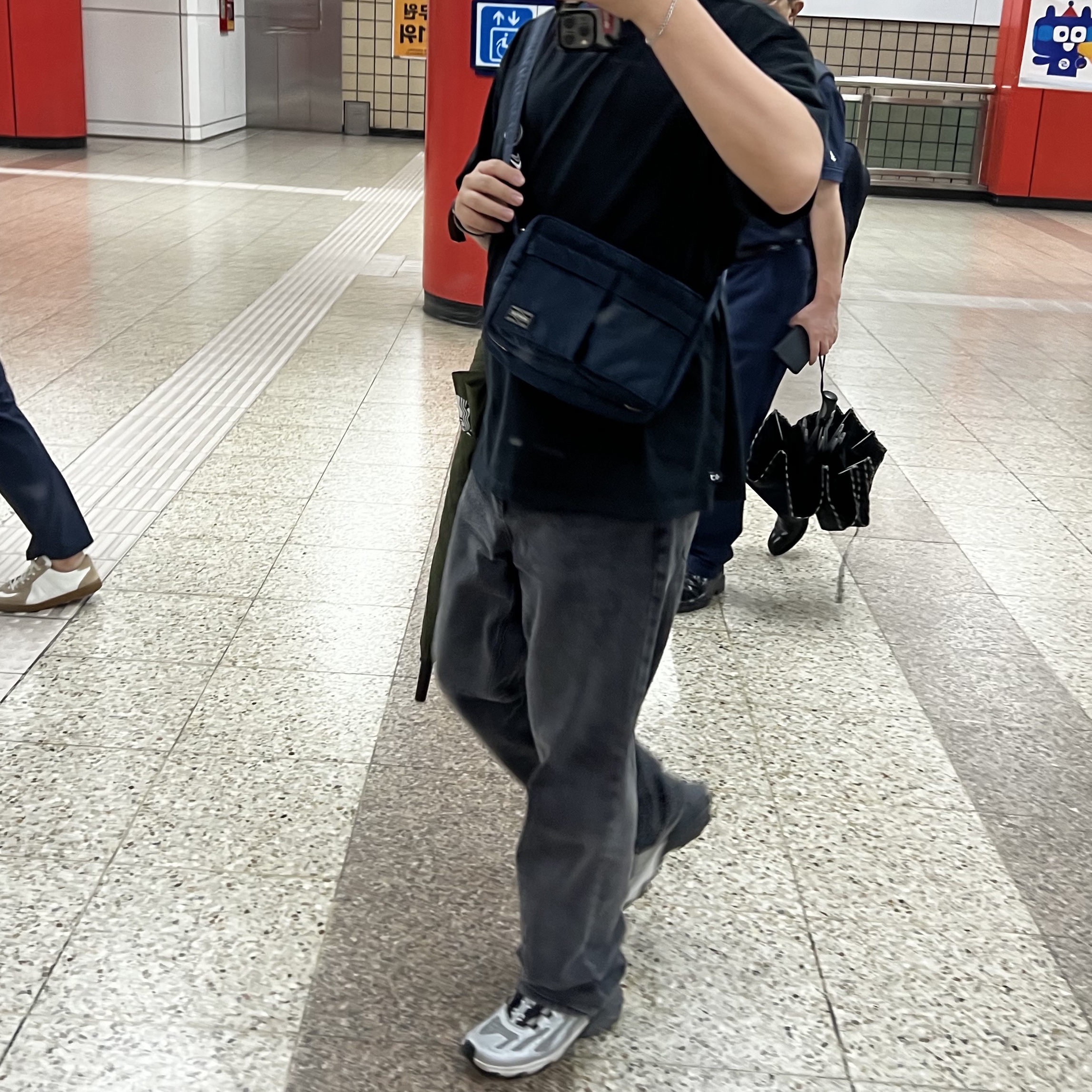 Porter Tanker Shoulder Bag S Iron Blue, Salomon Speedverse PRG Silver Frost Grey Lunar Rock 착용 스타일