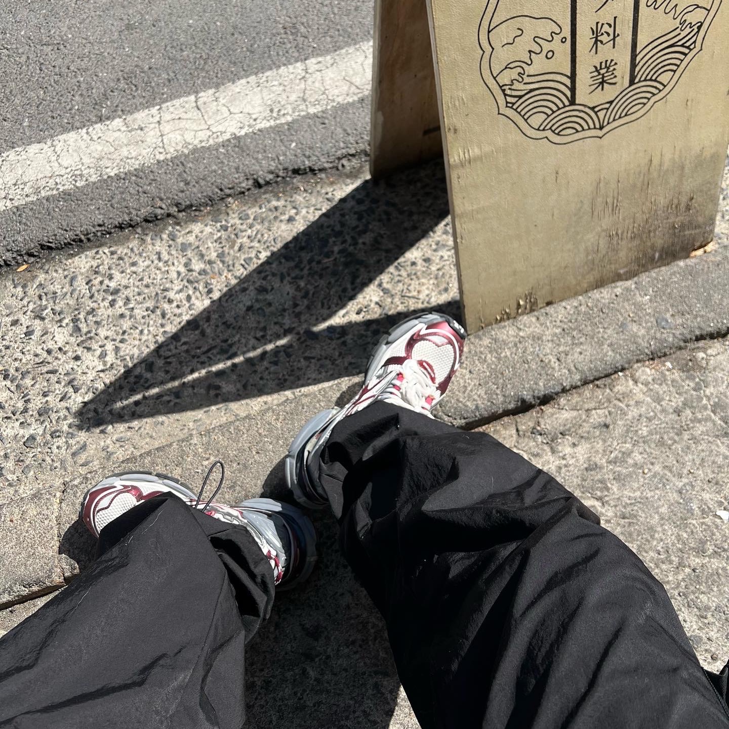 Balenciaga Runner Sneakers Grey Burgundy 착용 스타일 - 4