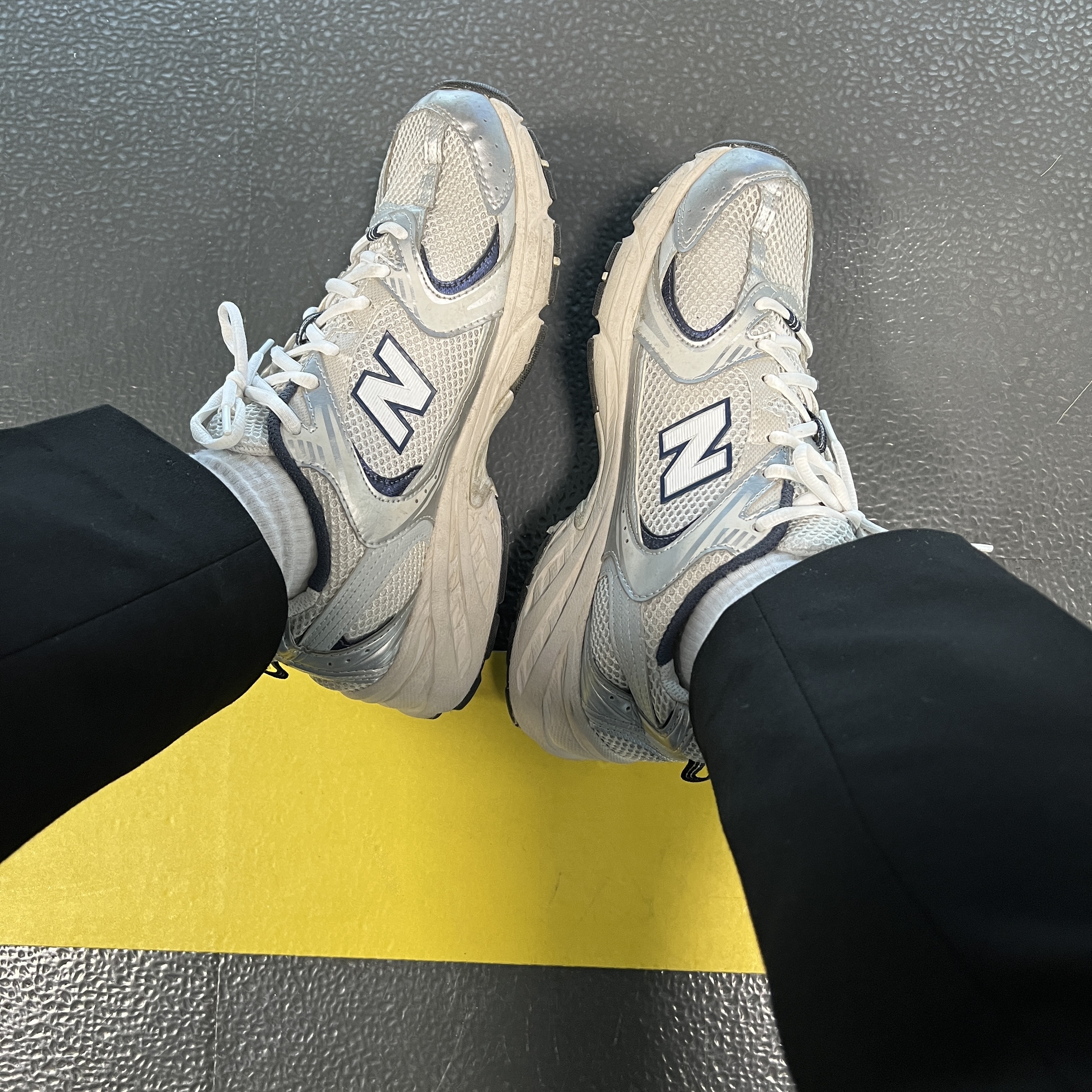New Balance 530 Steel Grey 착용 스타일