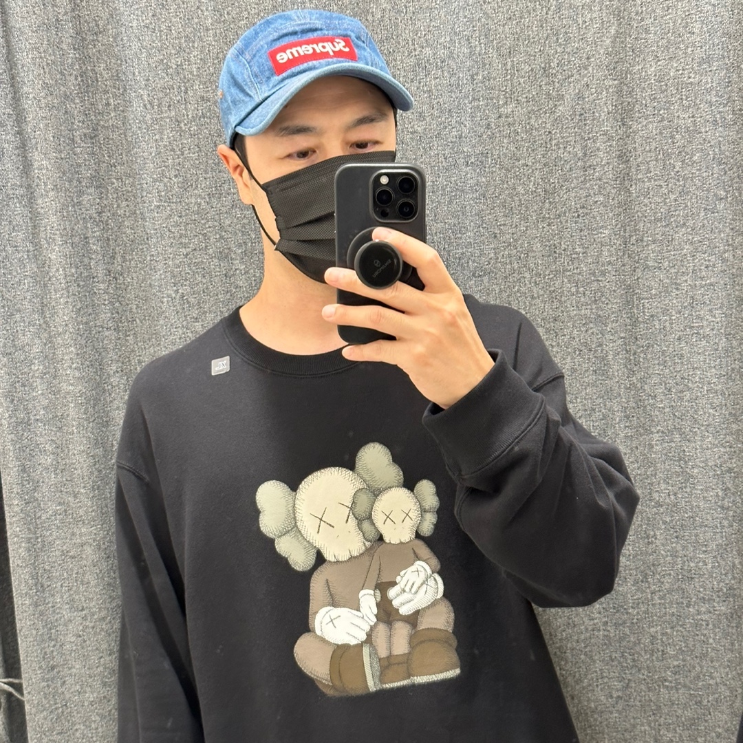 Uniqlo UT x Kaws Long Sleeve Sweatshirt Black, Supreme Washed Chino Twill Camp Cap Denim - 22FW 착용 스타일 - 1