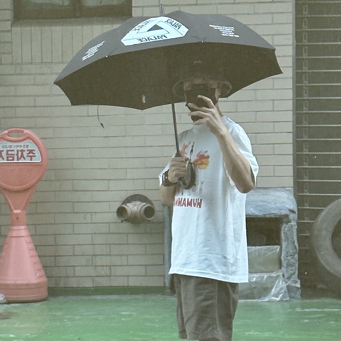 Stussy Washed Stock Bucket Hat Charcoal, Palace Shop Umbrella Black - 22FW 착용 스타일 - 1