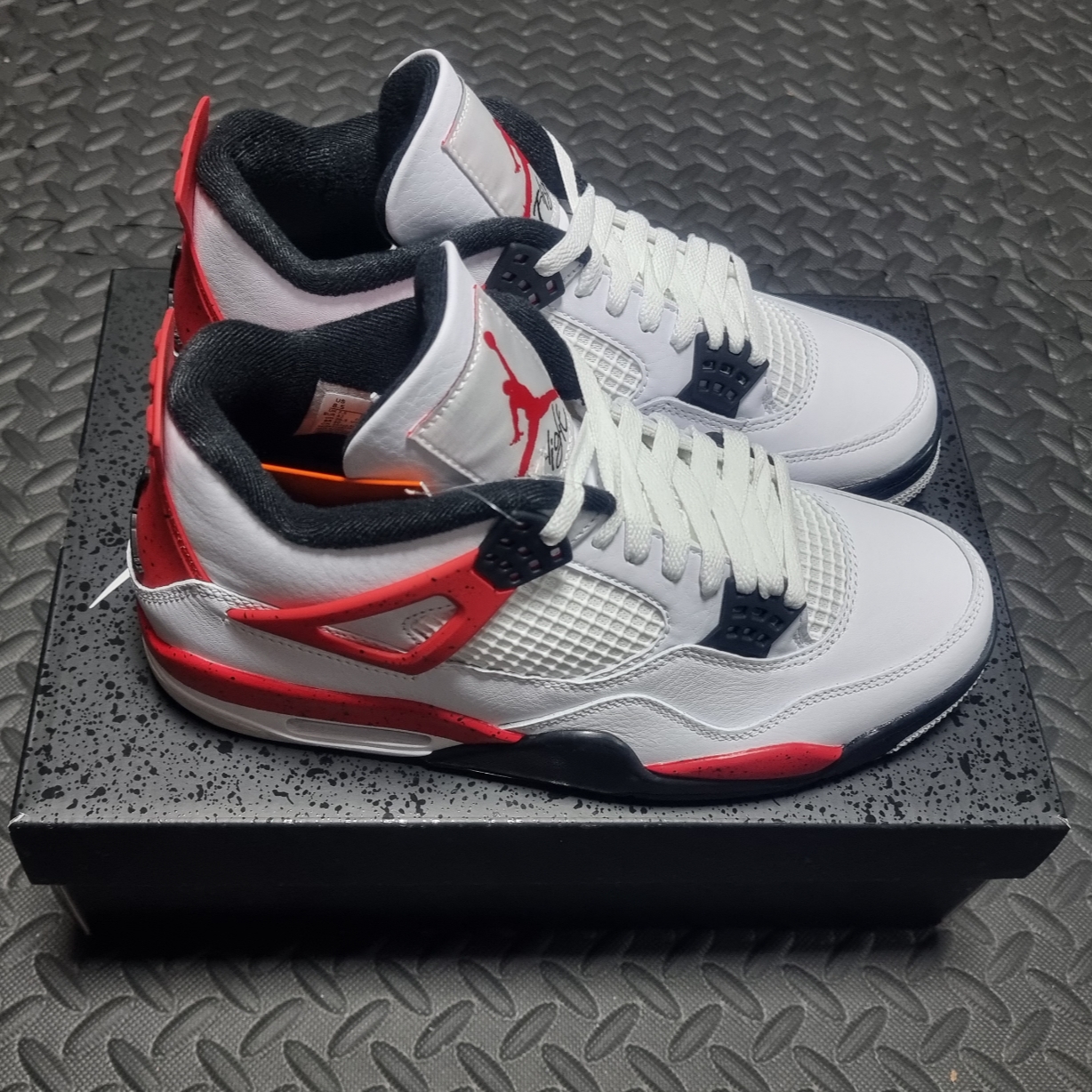 Jordan 4 Retro Red Cement 착용 스타일