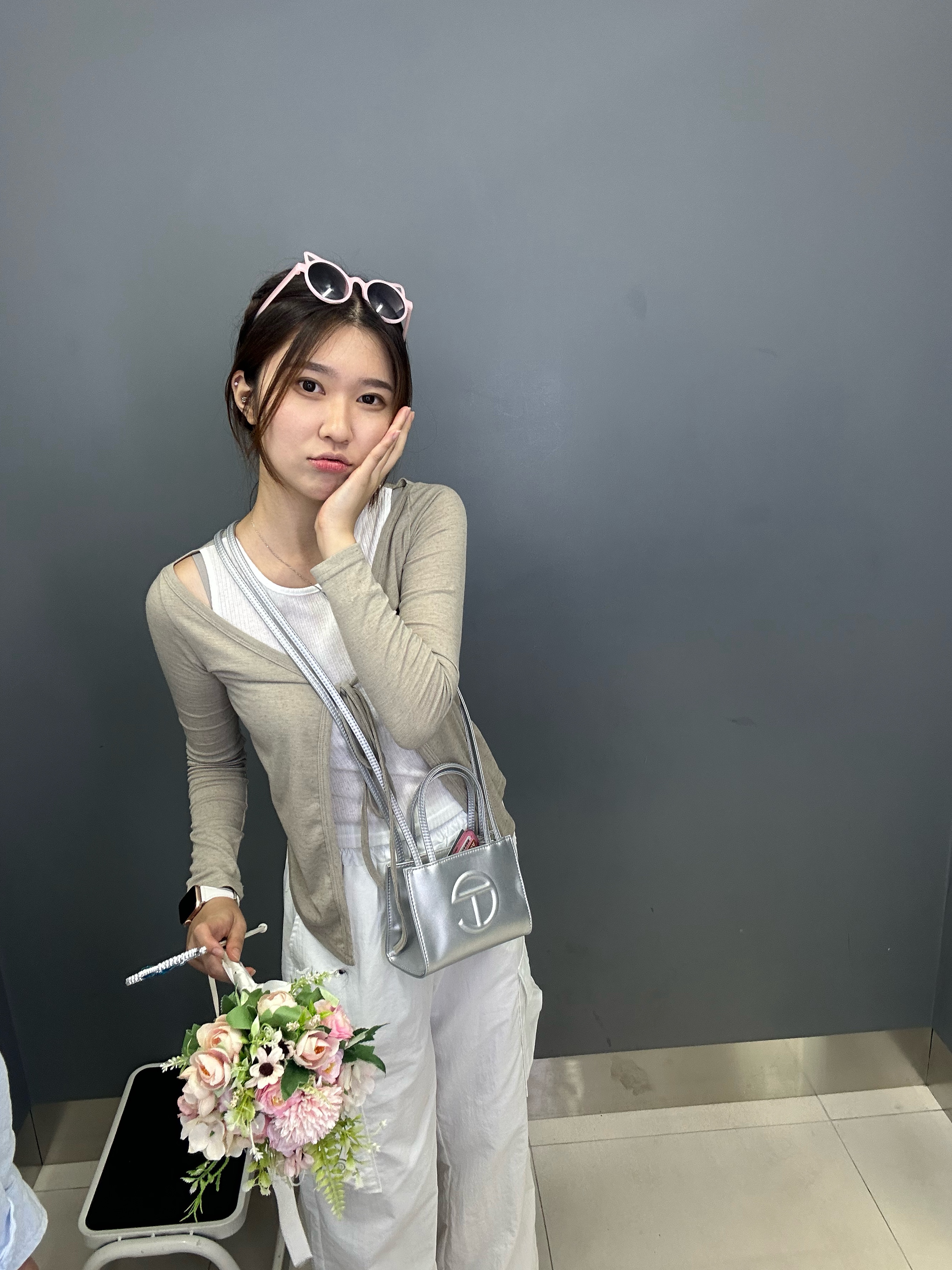 Telfar Small Shopping Bag Silver 착용 스타일