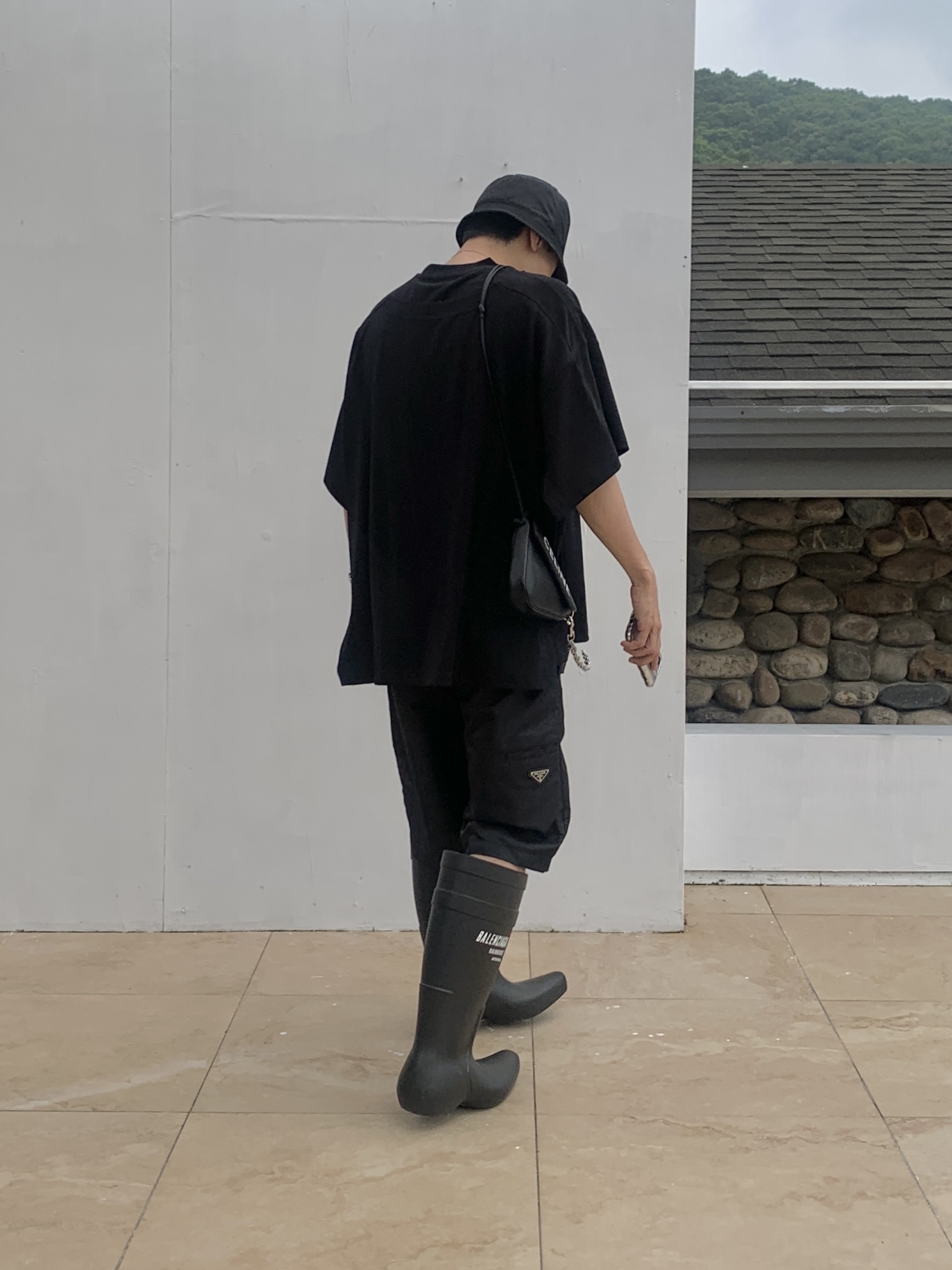 Prada Re-Nylon Bucket Hat Black, Celine Triangle Bag in Smooth Calfskin with Celine Print Black 착용 스타일 - 4