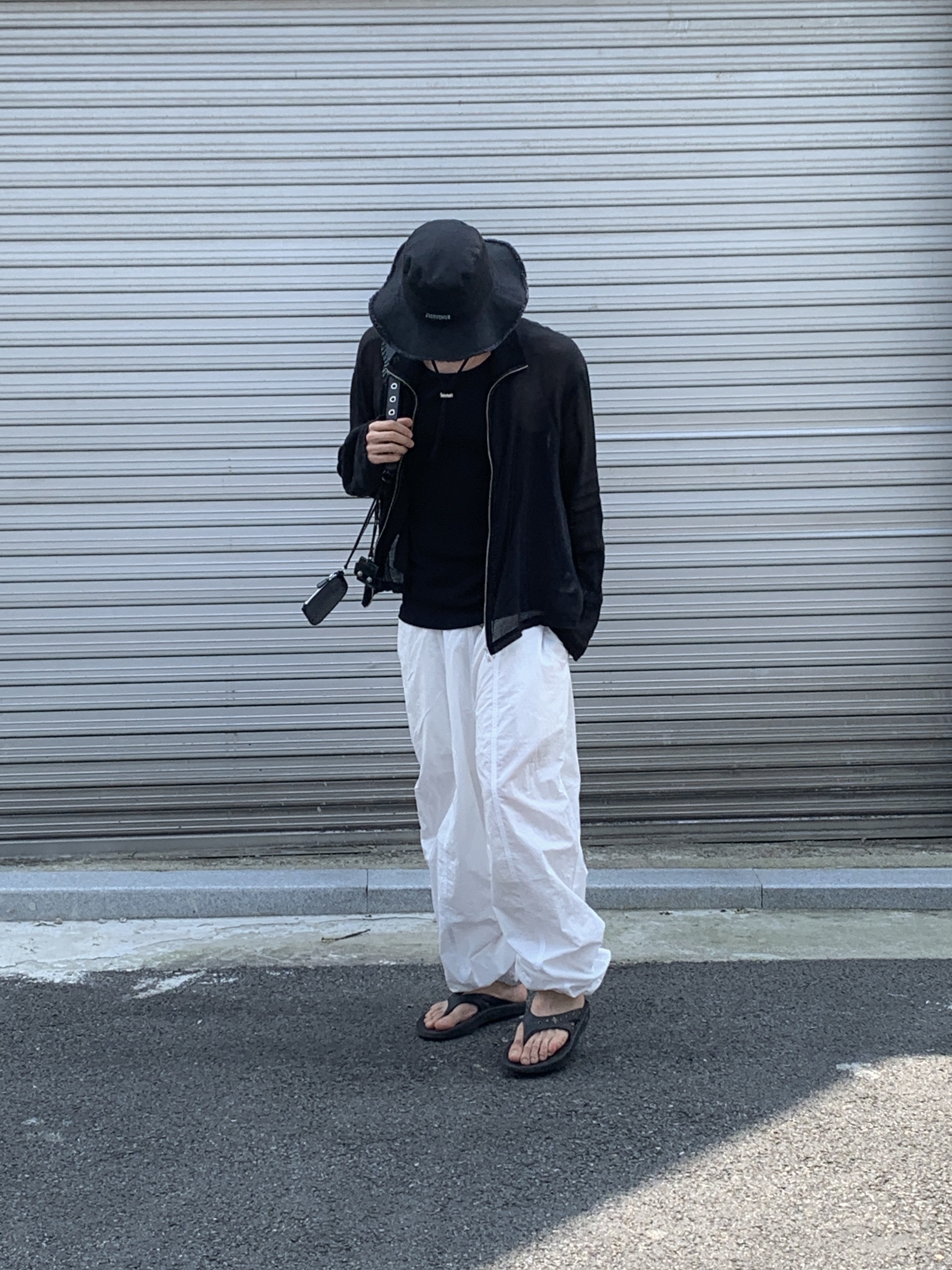 Jacquemus Le Bob Artichaut Bucket Hat Black, Our Legacy Shrunken Full zip Polo Rayon Plait Black 착용 스타일 - 4