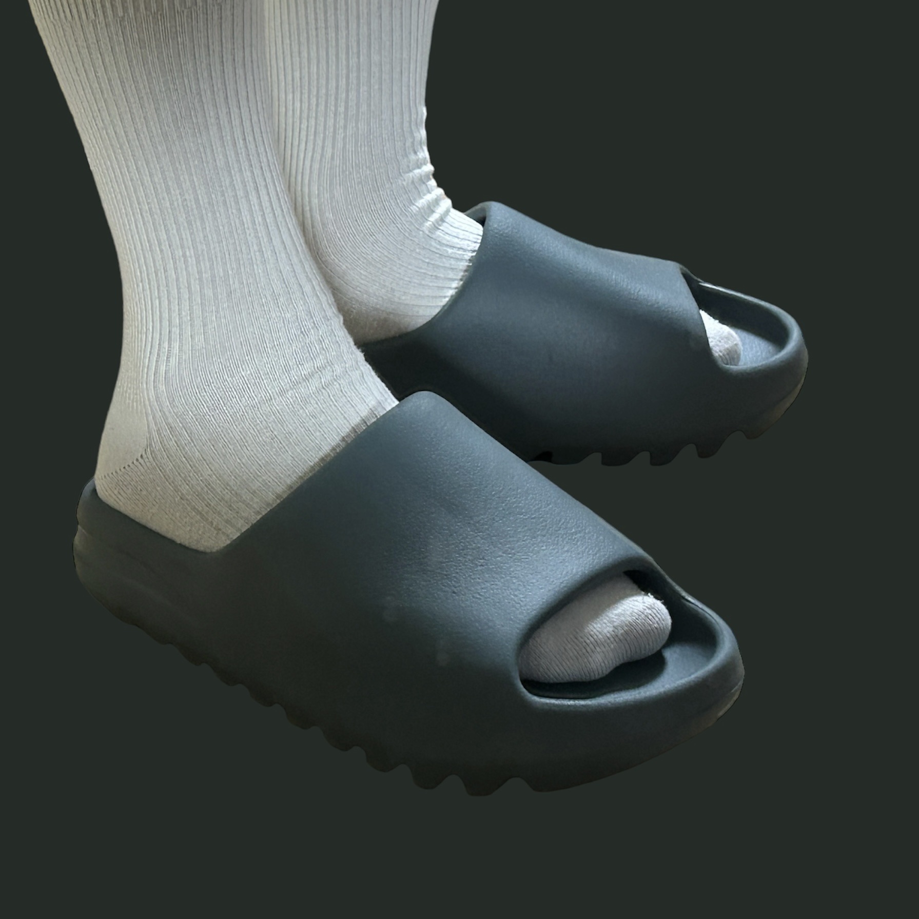 Adidas Yeezy Slide Slate Marine 착용 스타일