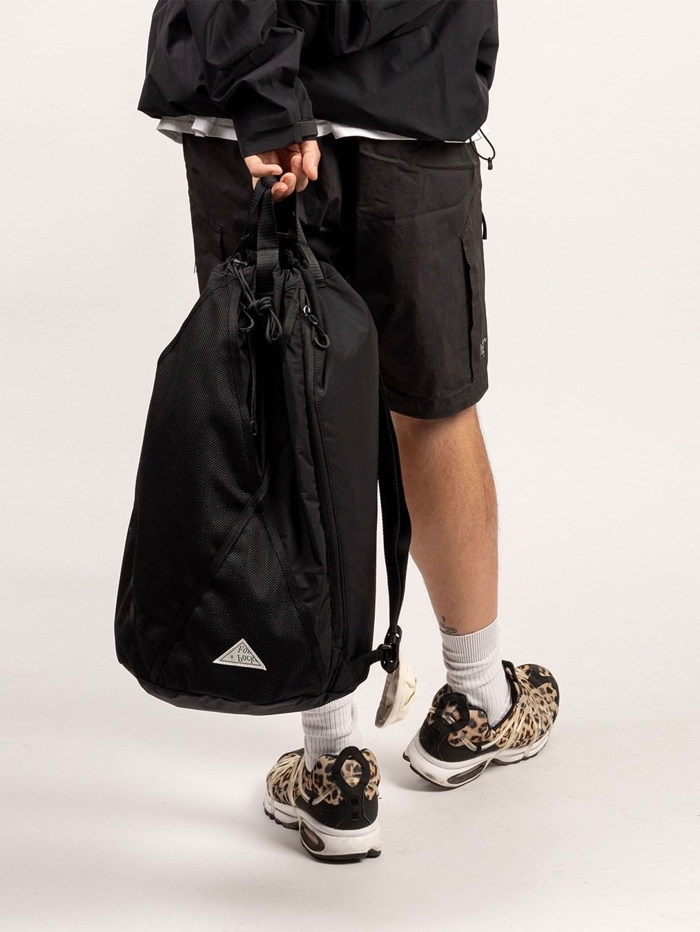 Found Pocket Feather Gym Sack Black 착용 스타일 - 1