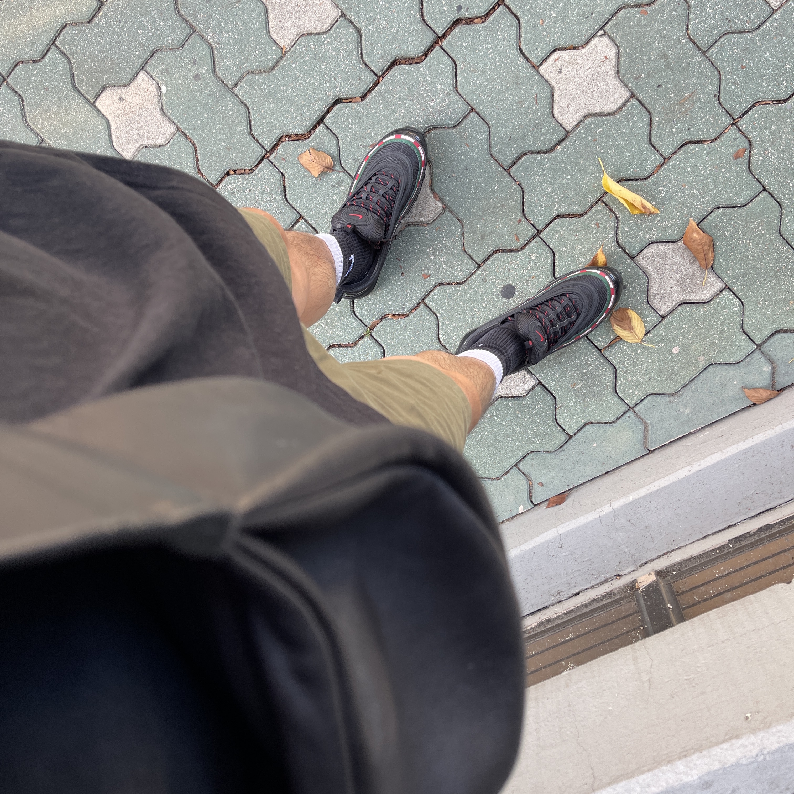 Nike x Undefeated Air Max 97 Black, COS Leather Crossbody Bag Black 착용 스타일
