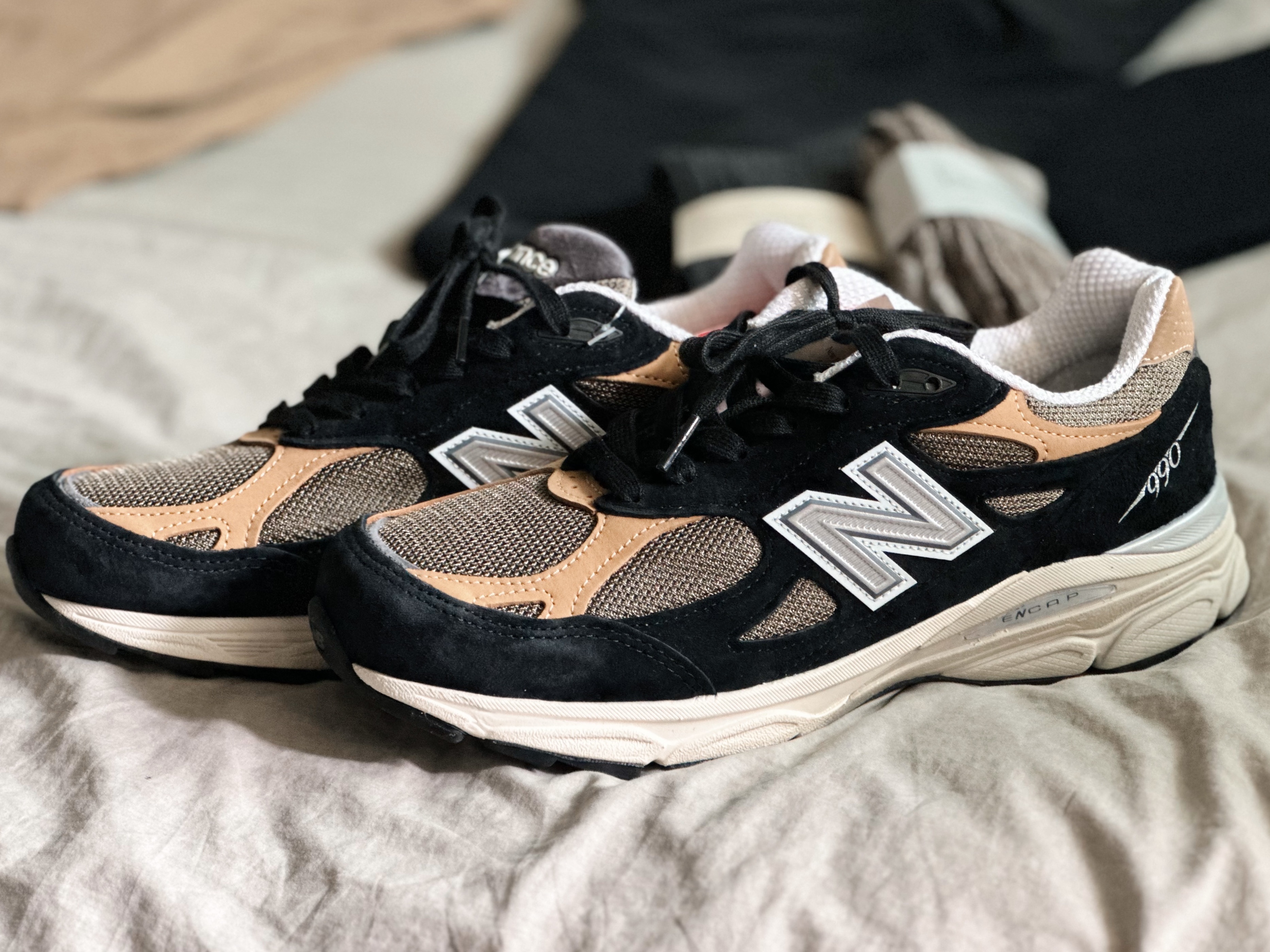 New Balance 990v3 Made in USA Black Tan 착용 스타일