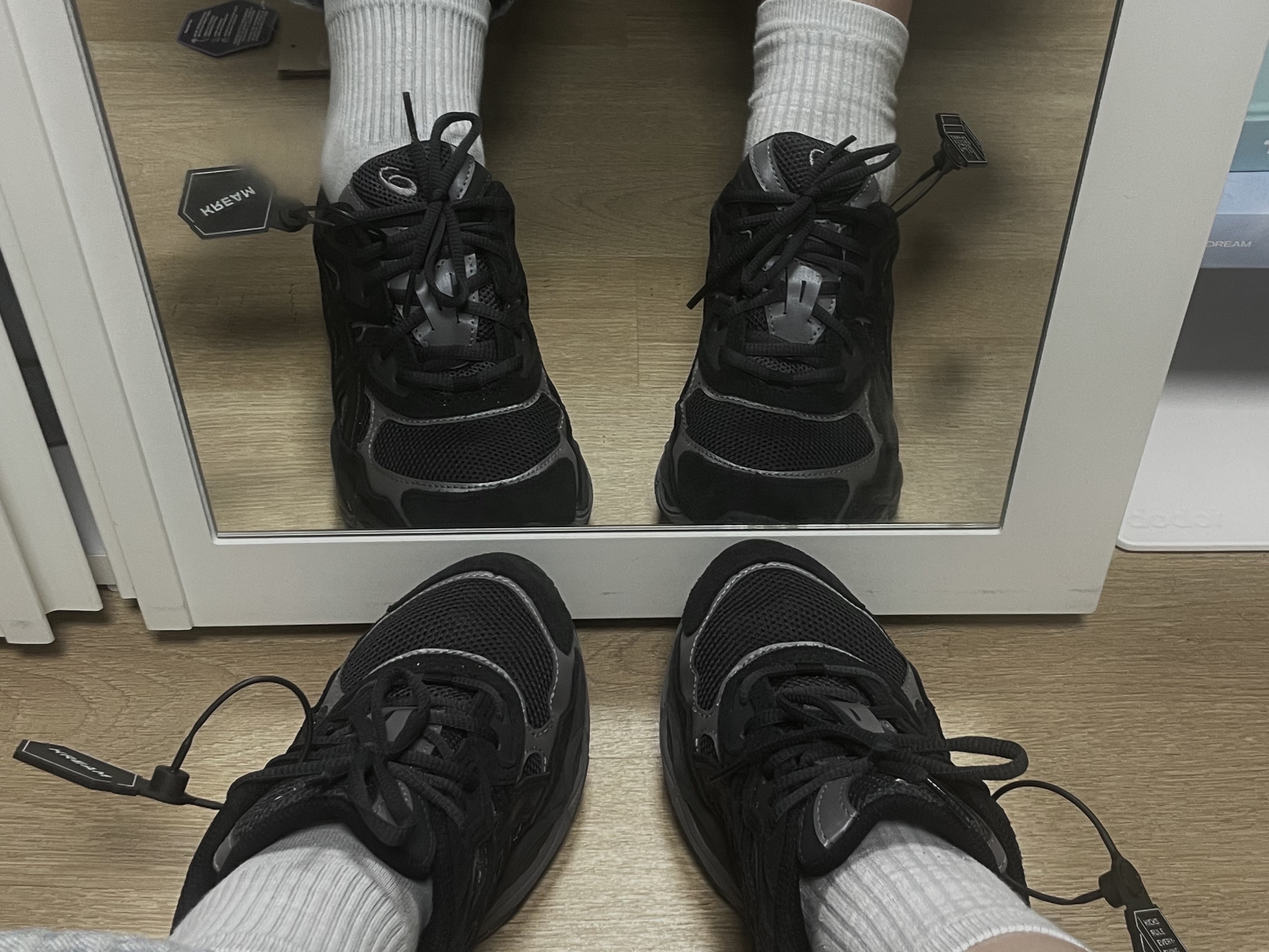 Asics Gel-NYC Graphite Grey Black 착용 스타일 - 1