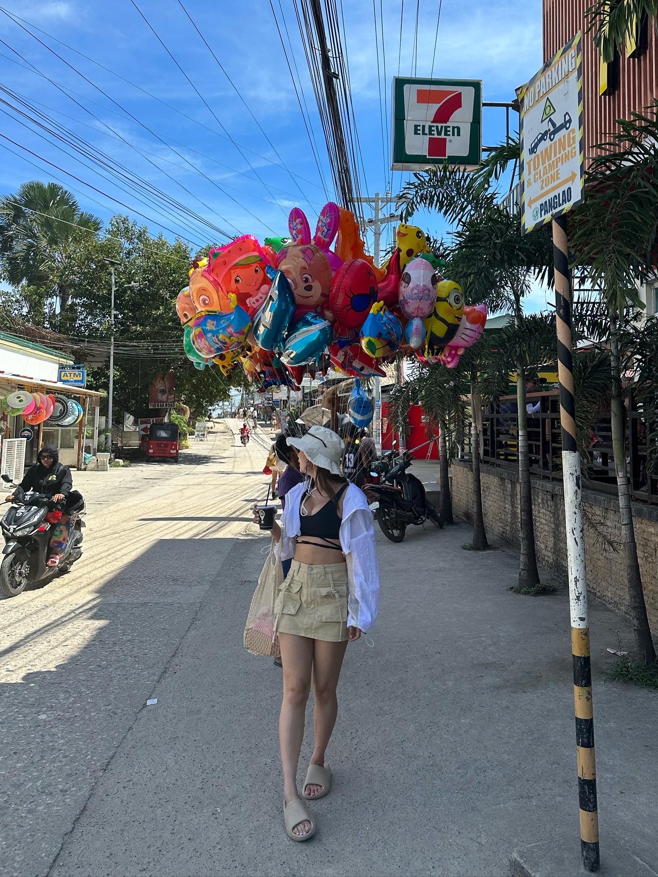 Jacquemus Le Bob Artichaut Bucket Hat Off White, (W) Nike x Jacquemus NRG Light Support Sports Bra Dark Obsidian - US/EU 착용 스타일 - 4