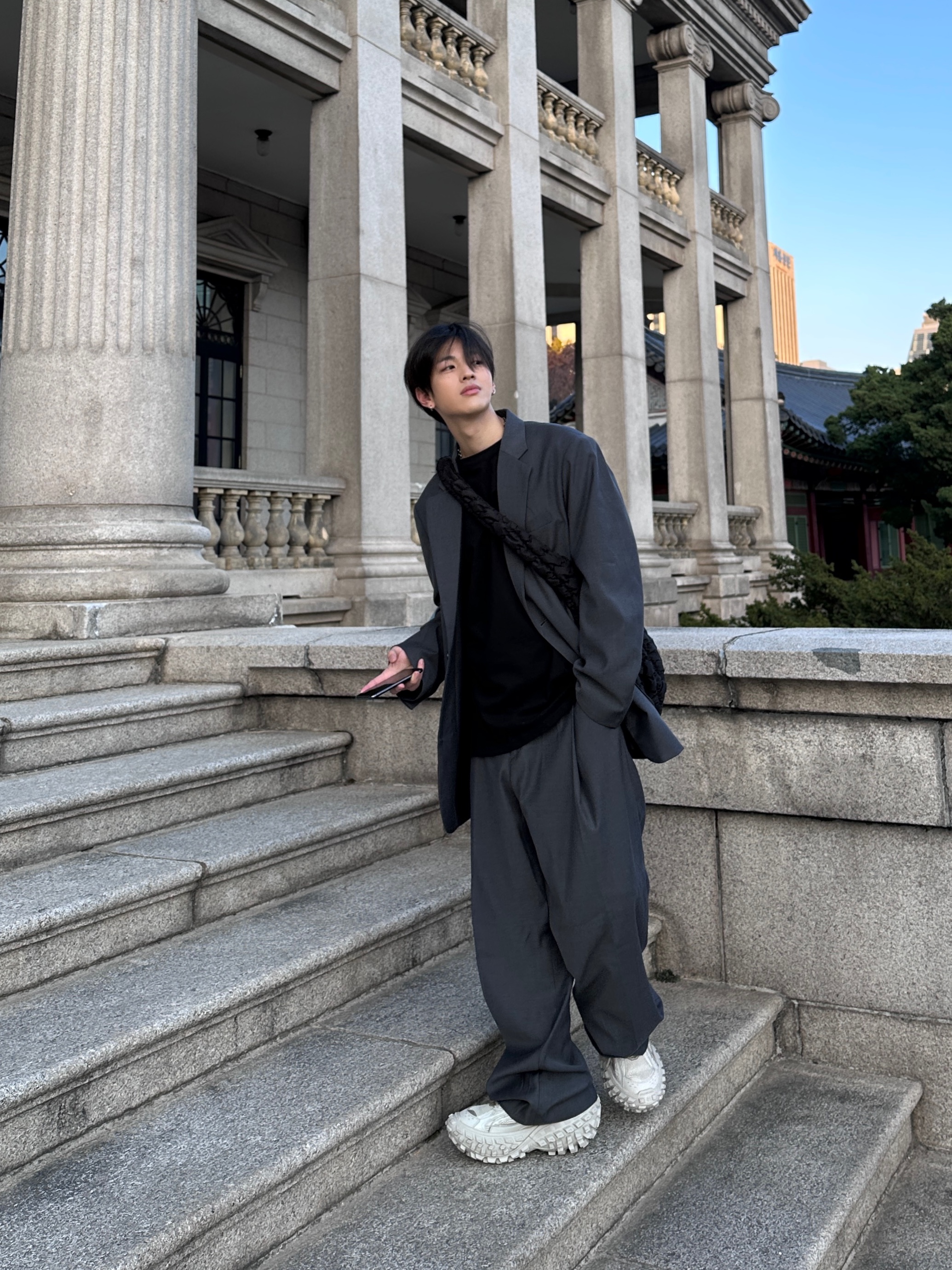 Balenciaga Defender Sneakers Beige, COS Quilted Oversized Shoulder Bag Black 착용 스타일 - 2