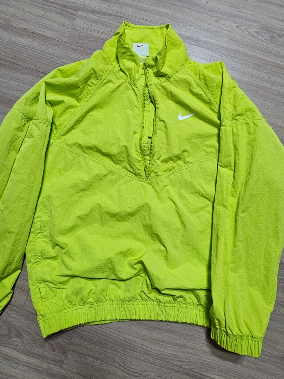 Nike x Stussy Windrunner Jacket Bright Cactus 착용 스타일 - 3