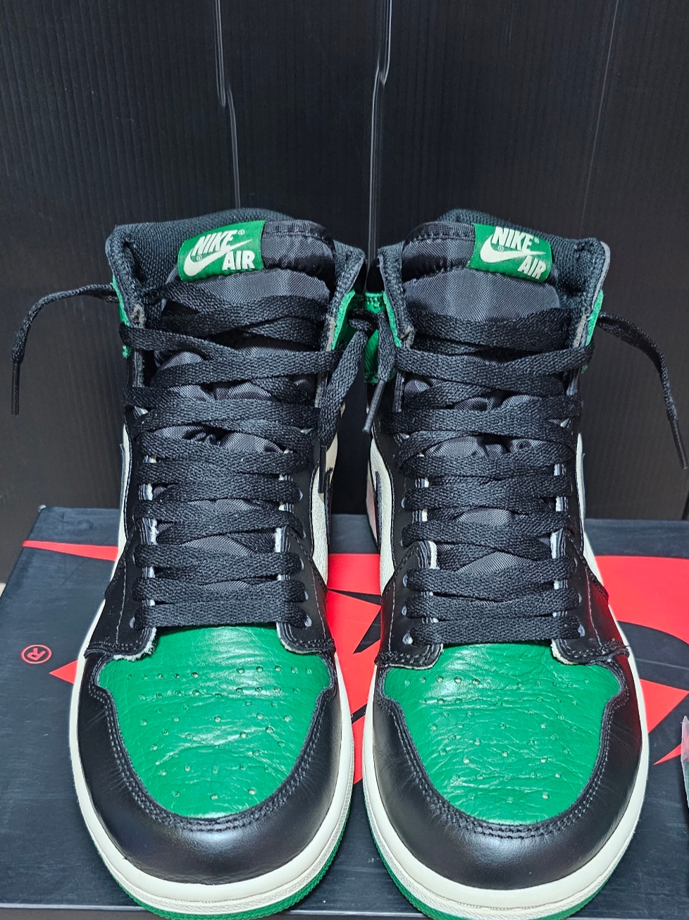 Jordan 1 Retro High OG Pine Green 착용 스타일 - 1
