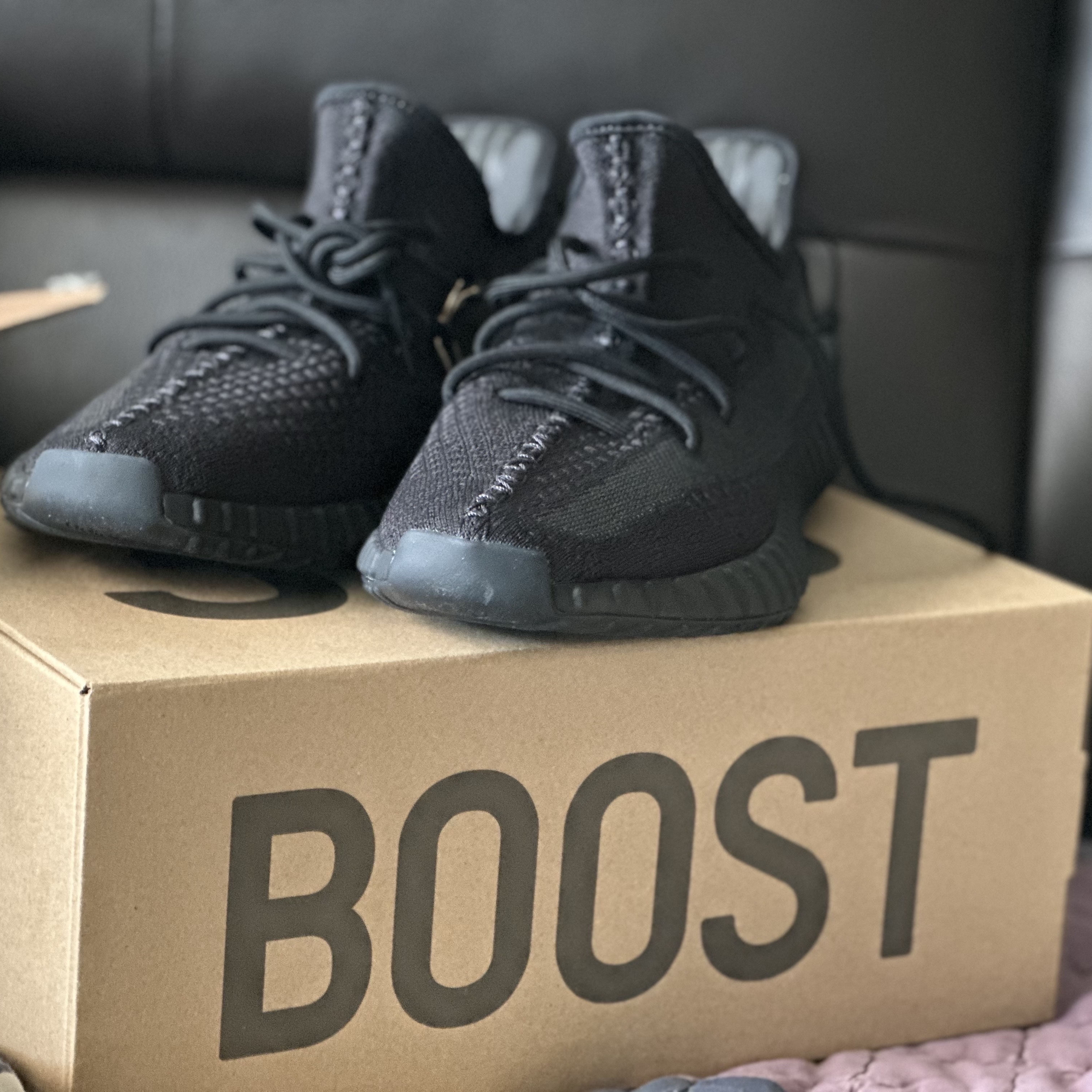 Adidas Yeezy Boost 350 V2 Onyx 착용 스타일