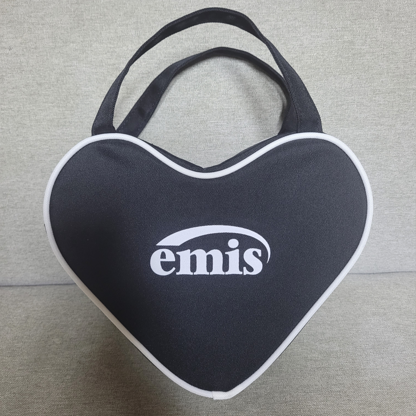 Emis Heart Tote Bag Black 착용 스타일