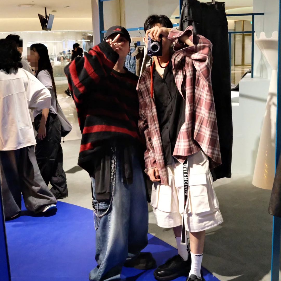 Ourpas 077 Check Hoodie Cherry 착용 스타일