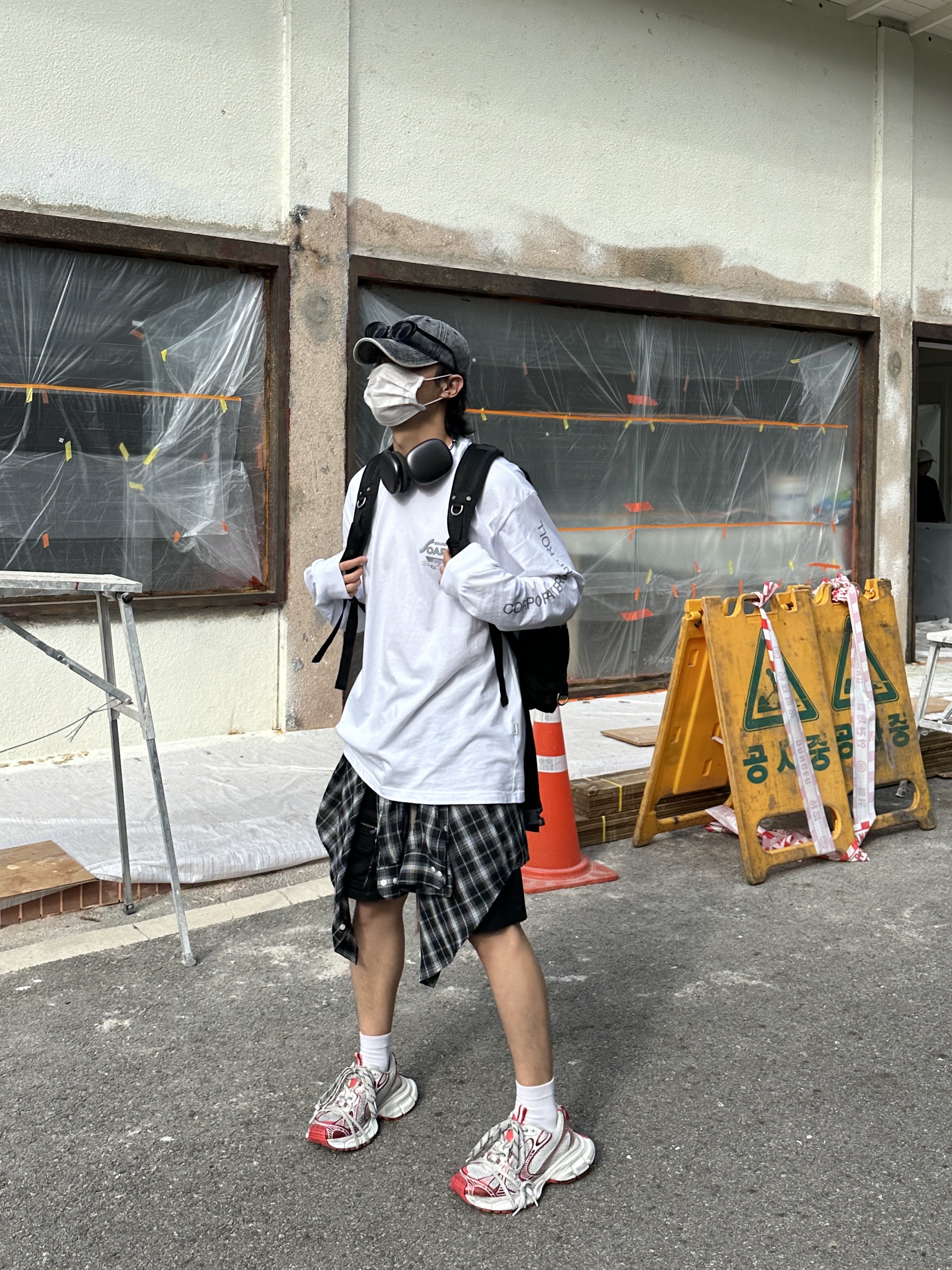 Balenciaga 3XL Sneakers White Red, Apple AirPods Max Lightning Space Gray (Korean Ver.) 착용 스타일 - 1