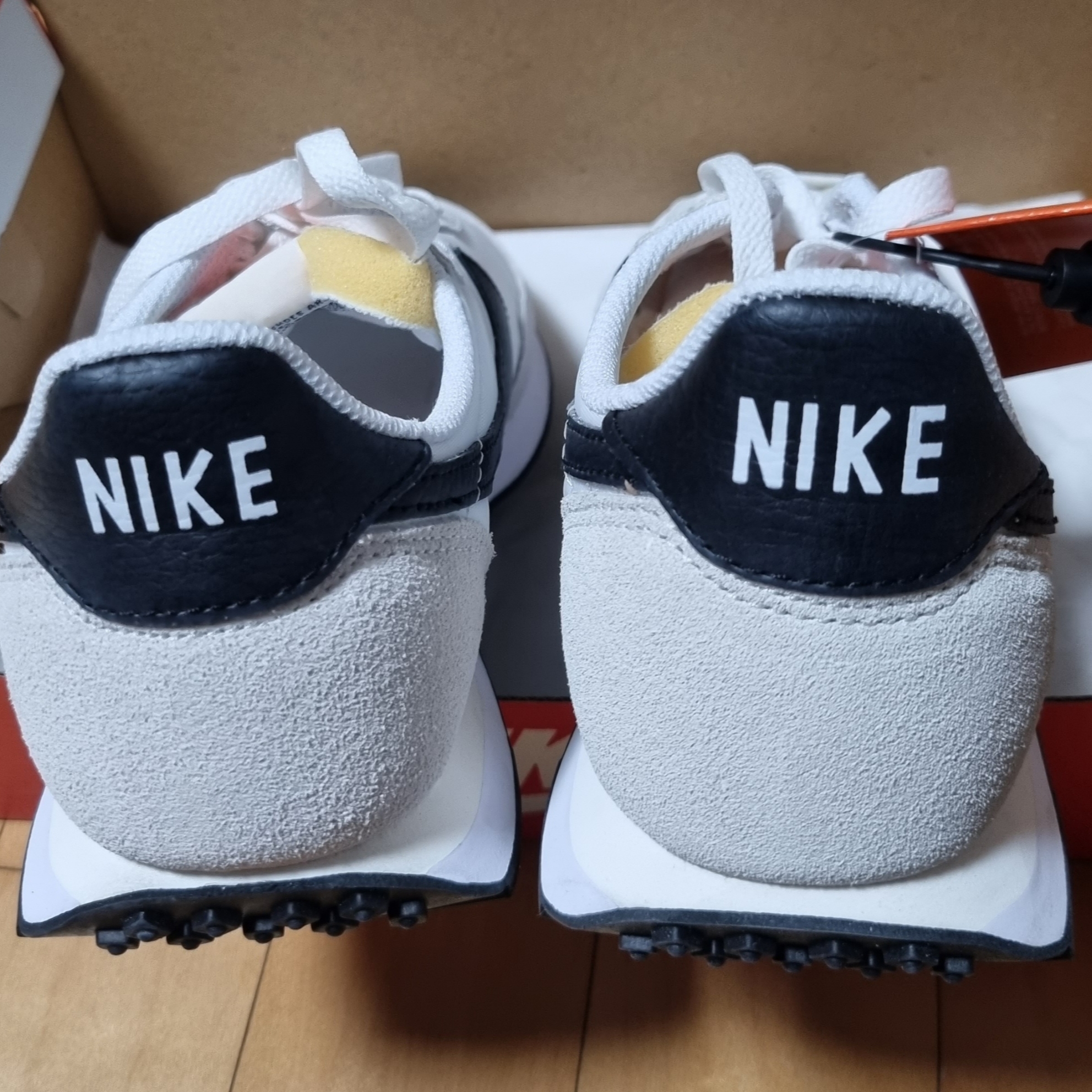 Nike Waffle Trainer 2 Black Sail 착용 스타일