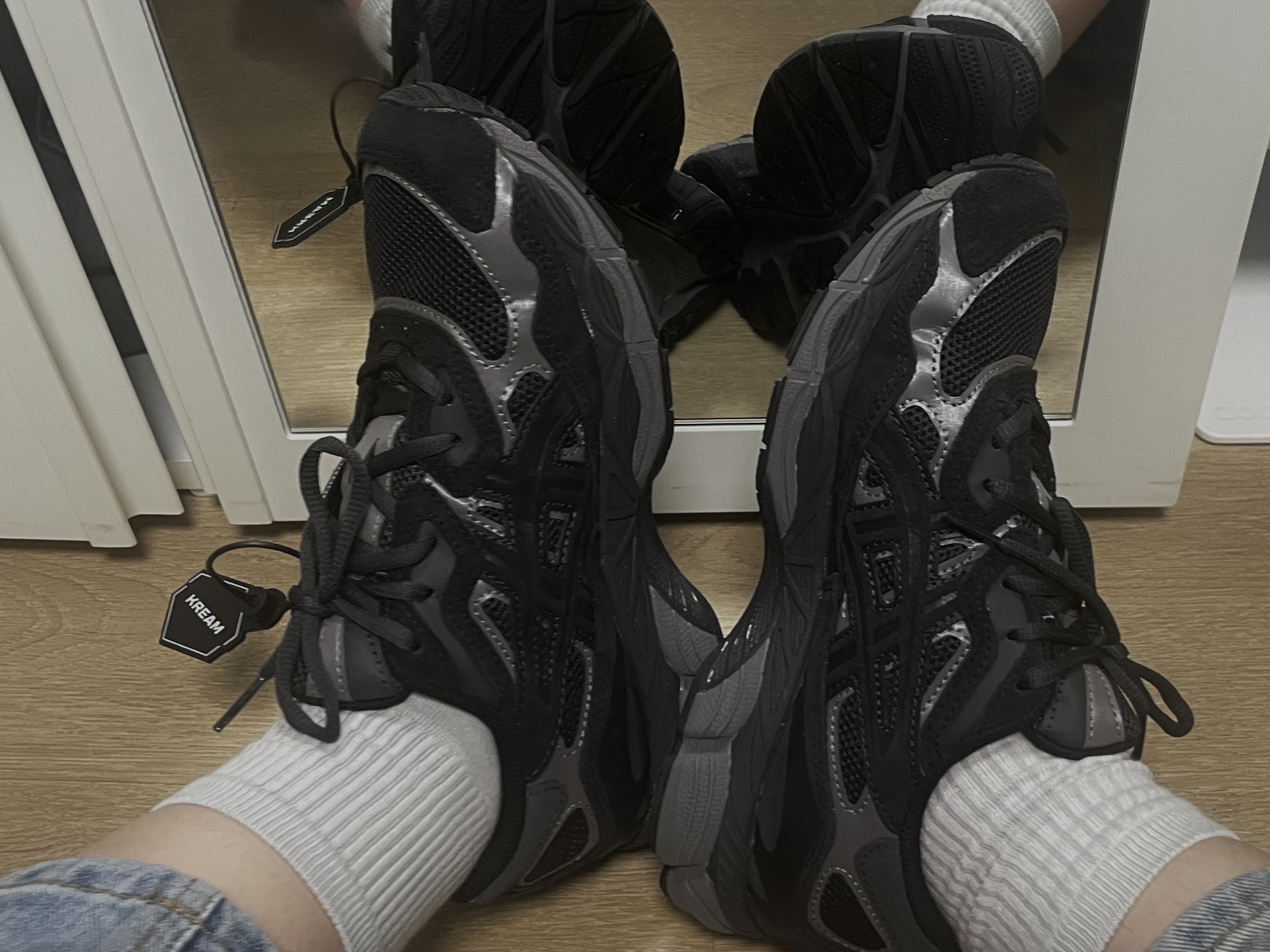 Asics Gel-NYC Graphite Grey Black 착용 스타일 - 2