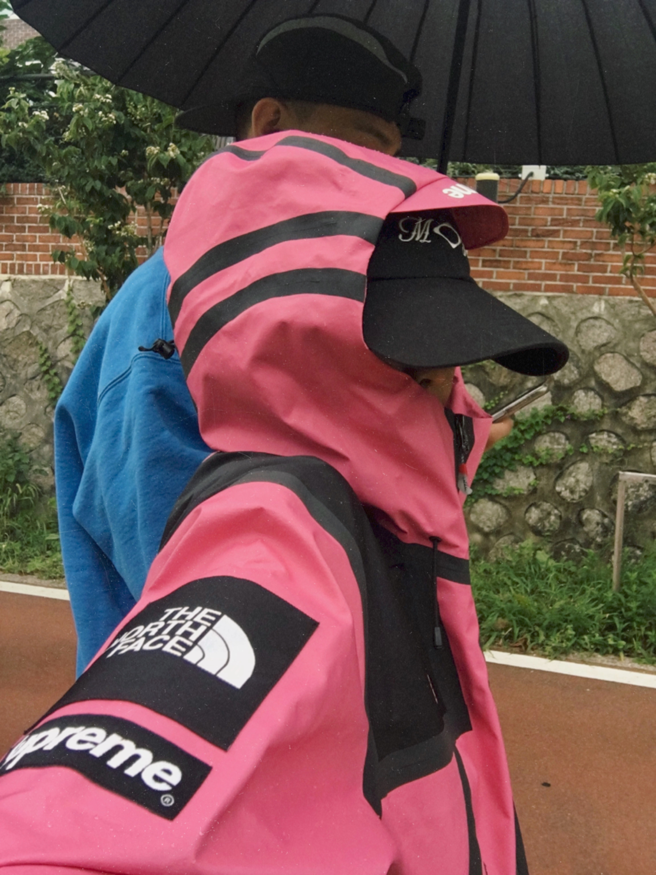 Supreme x The North Face Summit Series Outer Tape Seam Jacket Pink - 21SS, Supreme Box Logo Crewneck Blue - 22FW 착용 스타일