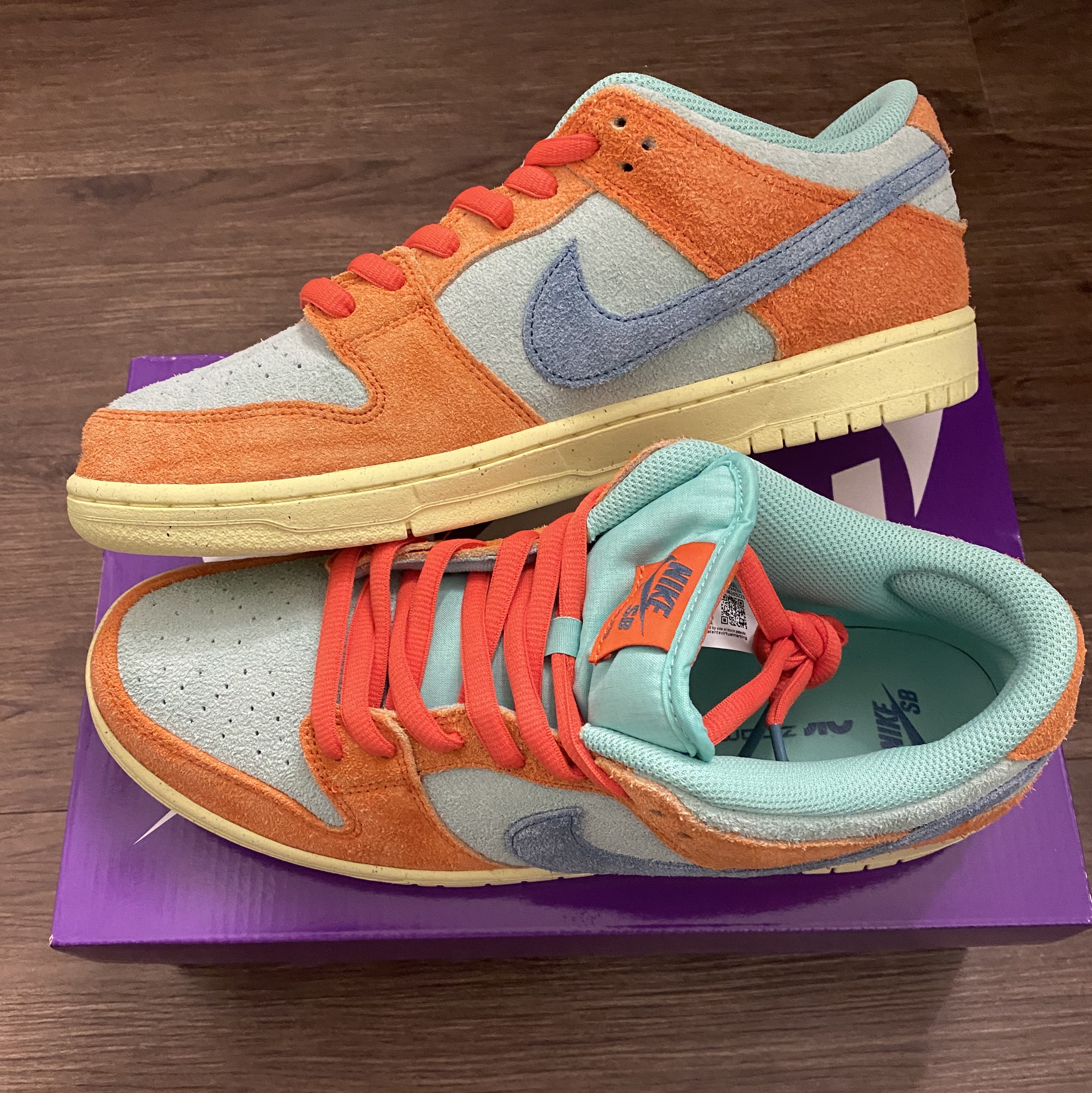 Nike SB Dunk Low Pro Premium Orange and Emerald Rise 착용 스타일