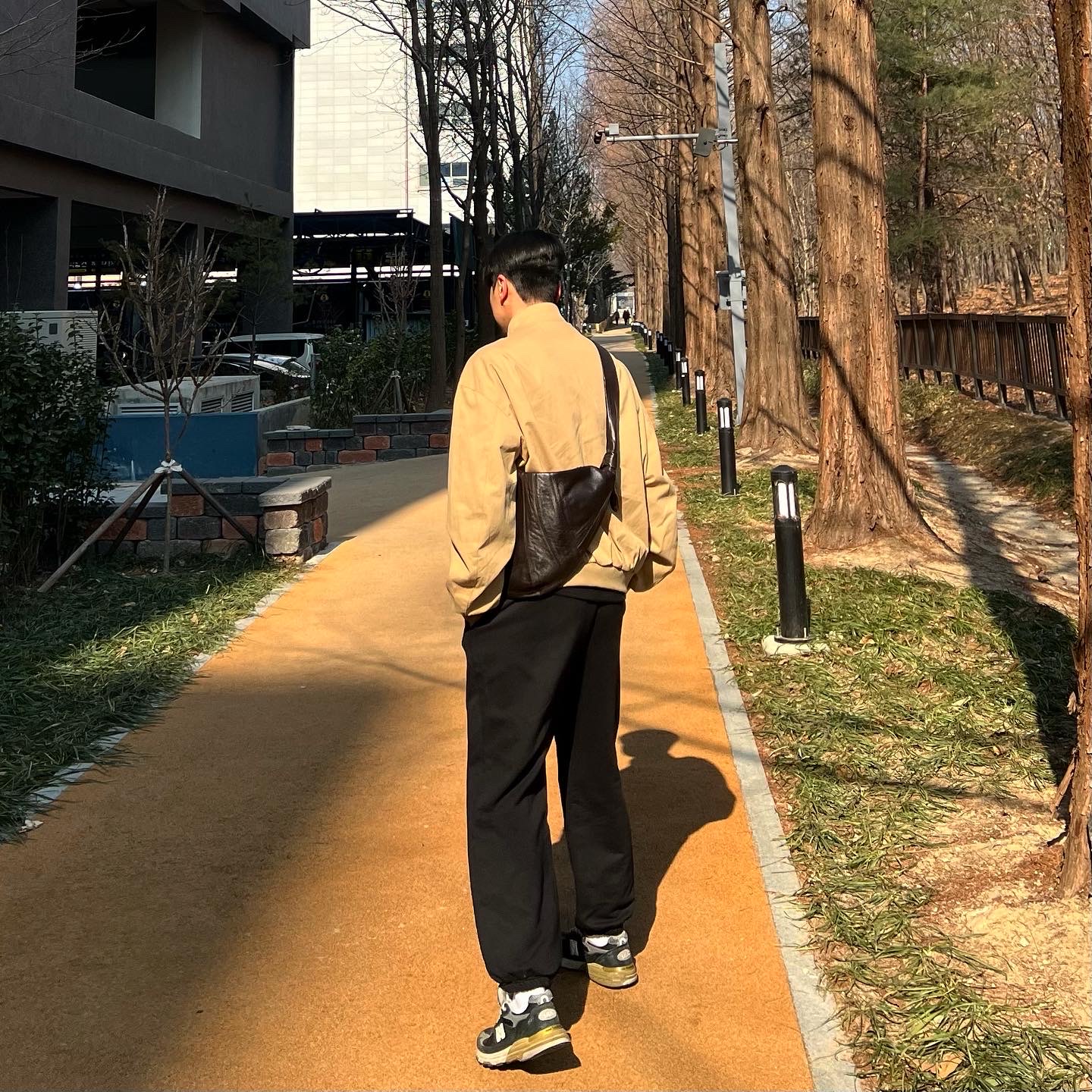 Lemaire Small Croissant Bag Soft Nappa Leather Dark Chocolate, New Balance 993 Made in USA Black - 2E Wide 착용 스타일 - 4
