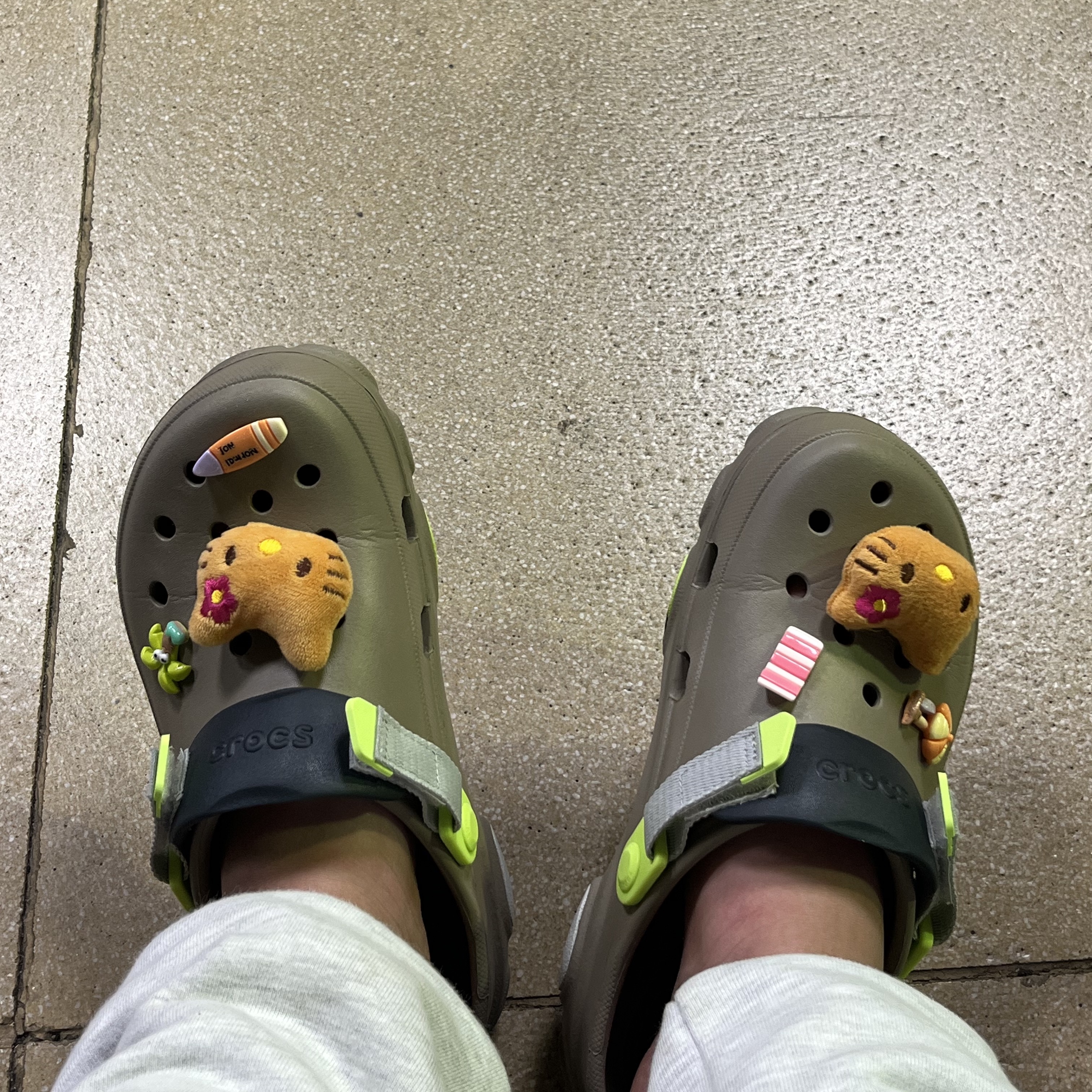 (Kids) Crocs All Terrain Clog Khaki 착용 스타일