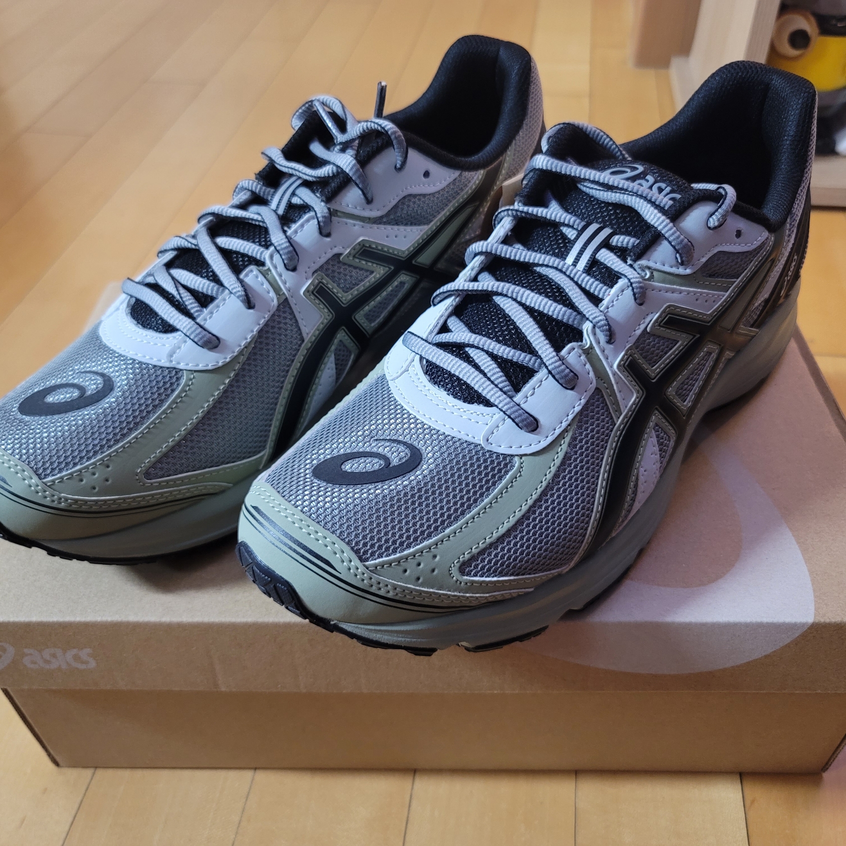 Asics Jog 100 S Sheet Rock - 2E Wide 착용 스타일 - 2