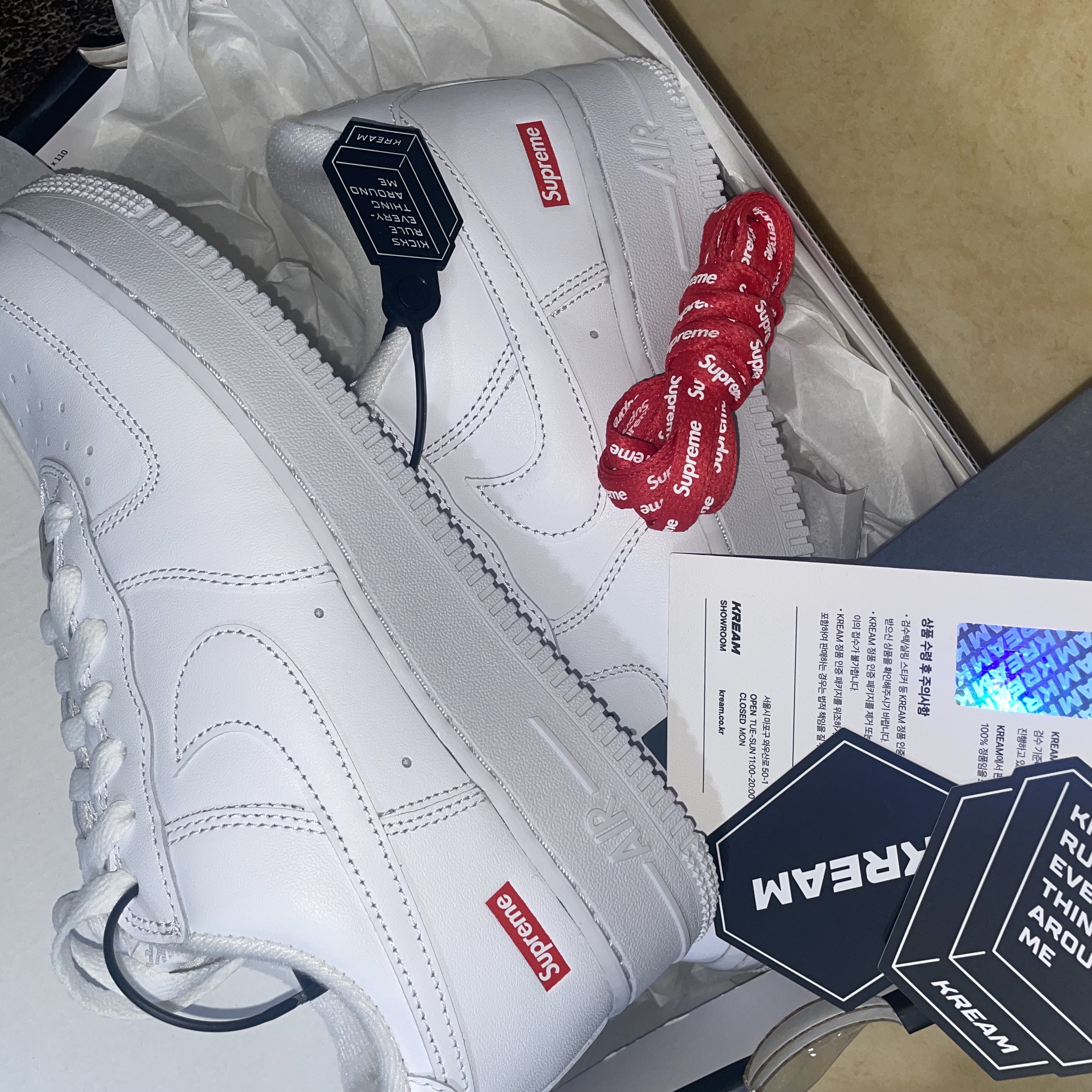 Nike x Supreme Air Force 1 Low White 착용 스타일