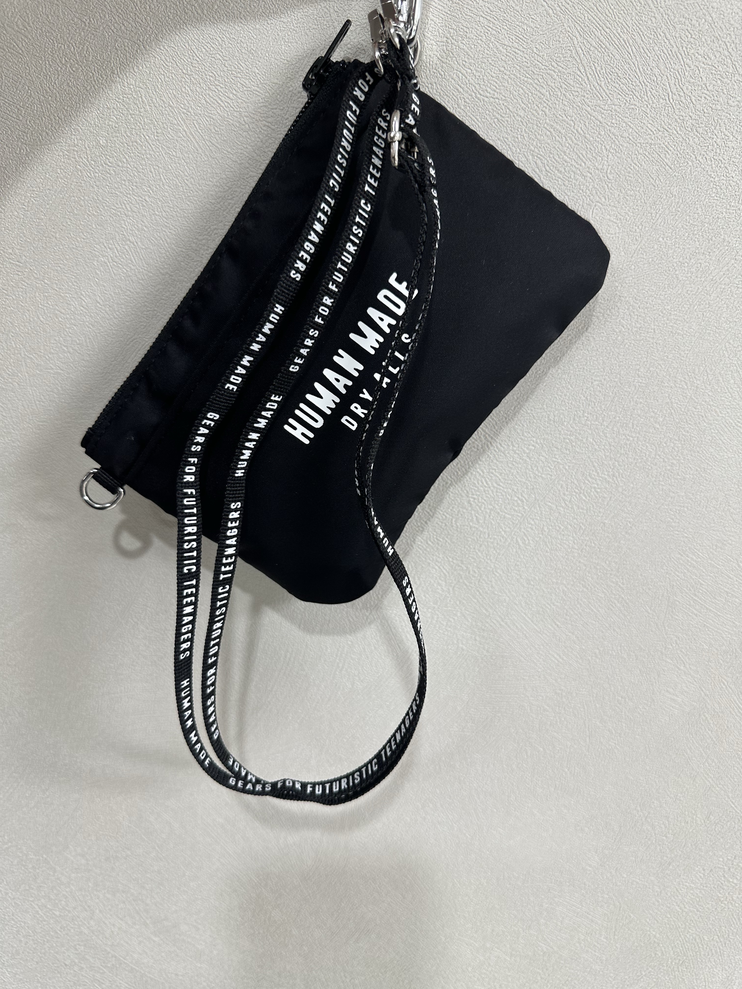 Human Made Wet Towel Bag Black 착용 스타일 - 2