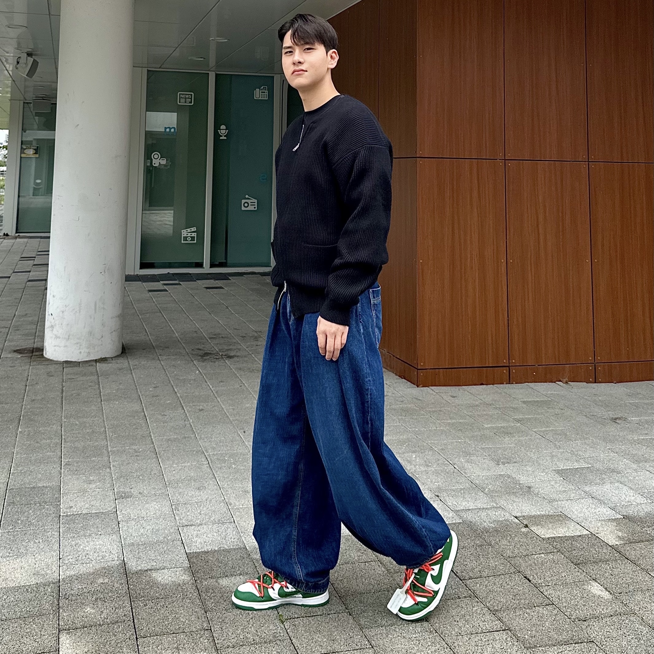Zara x Ader Error Wide Leg Jeans Blue, Nike x Off-White Dunk Low Pine Green 착용 스타일