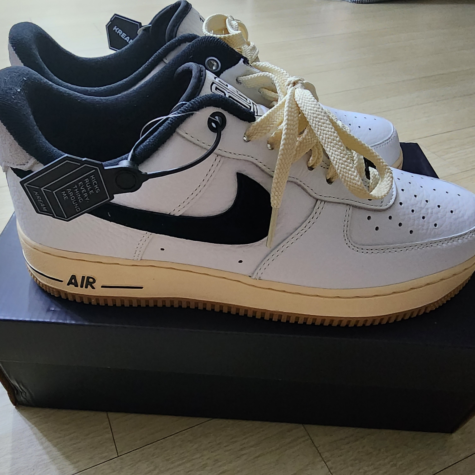 (W) Nike Air Force 1 '07 LX Black and Summit White 착용 스타일 - 3